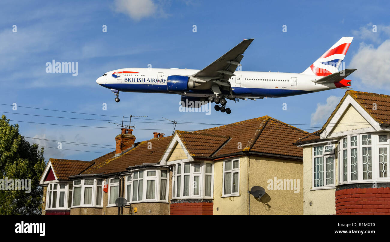 LONDON, ENGLAND - NOVEMBER 2018: British Airways Boeing 777 Jet Tiefflug über die Häuser am Flughafen London Heathrow zu landen. Stockfoto