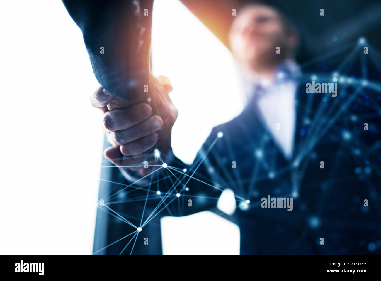 Handshaking business Person im Büro mit Netzwerk Wirkung. Konzept der Teamarbeit und Partnerschaft. Double Exposure Stockfoto