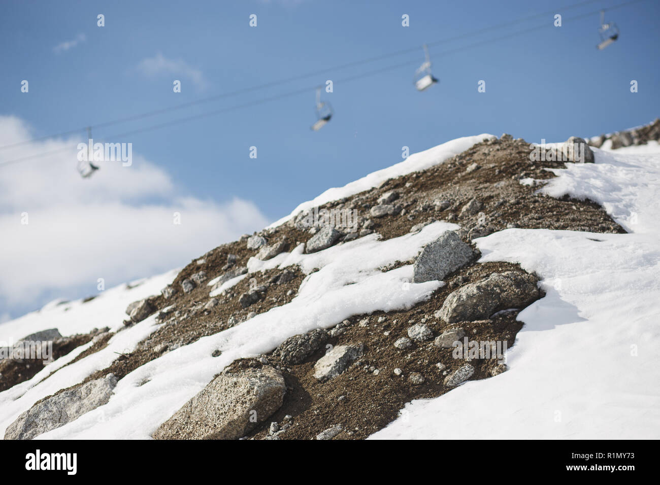 Felsen und Schnee mit unscharfen Ski-lift Cable Car und Gebirge Stockfoto