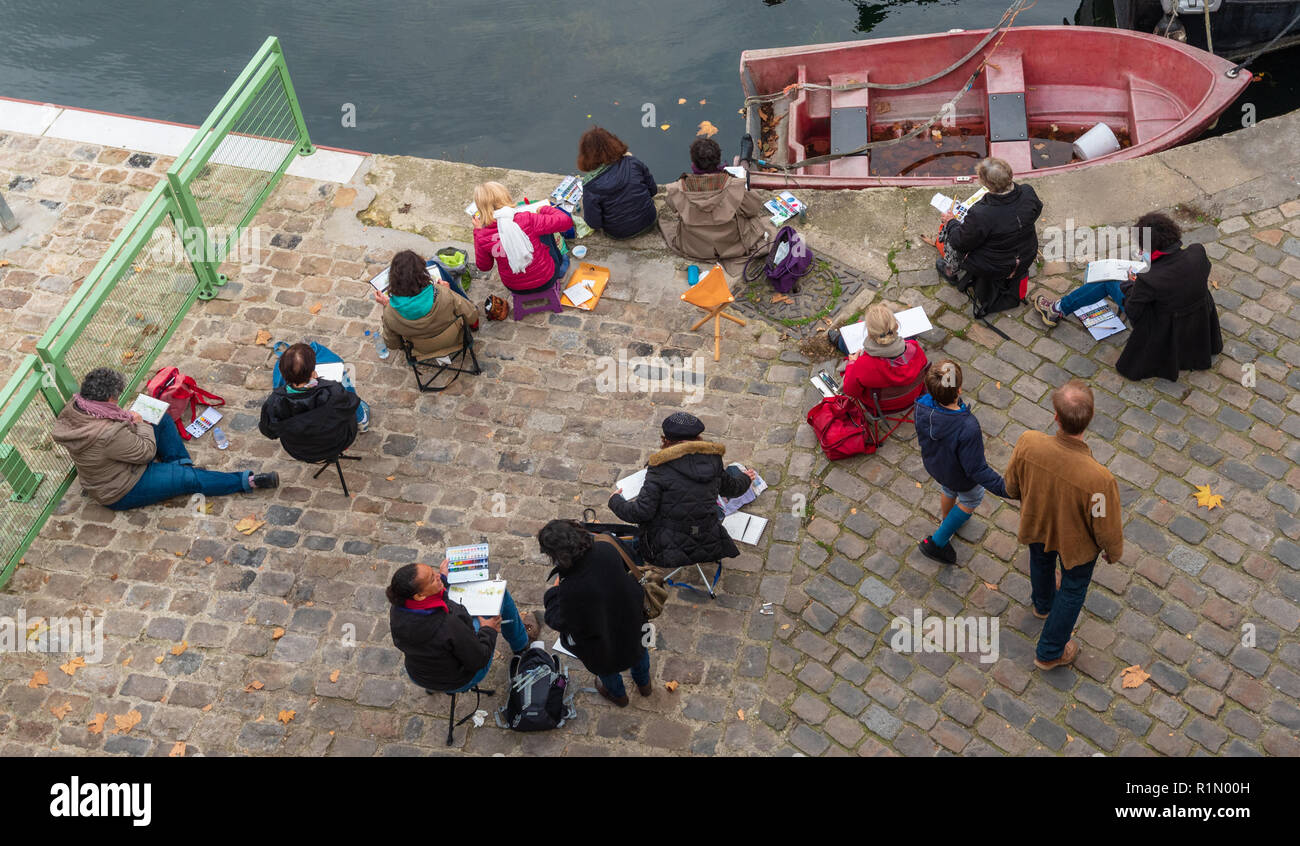 Paris, Frankreich - 4. November 2017 - eine Gruppe Pariser Künstler an den Ufern der Seine sind Malen, Skizzieren und Zeichnen. Stockfoto