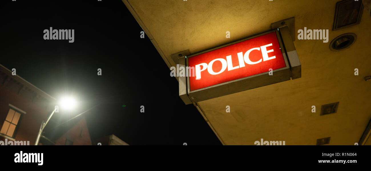 Rot beleuchtete Schild, den die Polizei in der Innenstadt Stockfoto