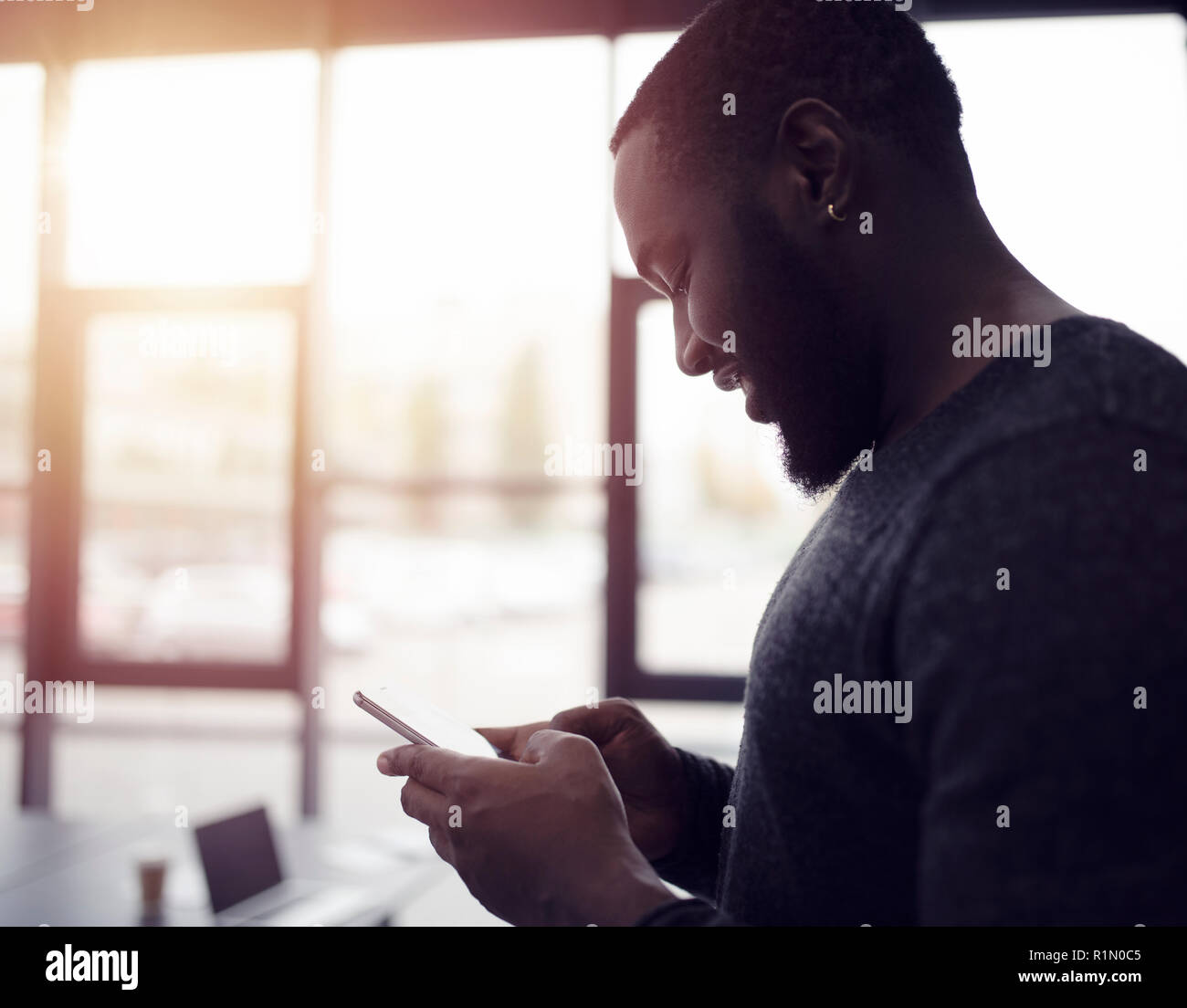 Unternehmer arbeitet mit seinem Smartphone im Büro Stockfoto