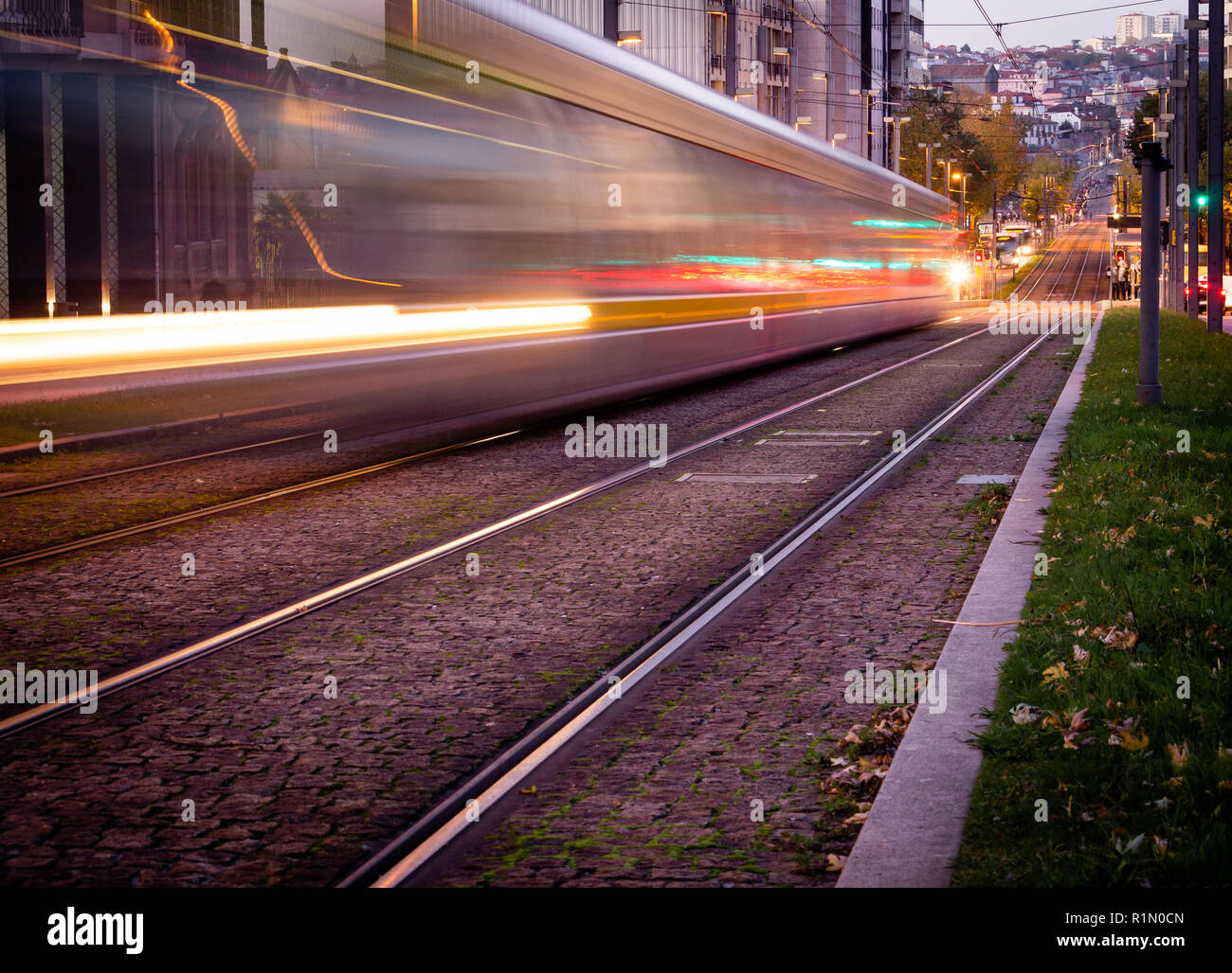 Lange Exposition der U-Bahn U-Bahn Straßenbahn vorbei in Porto, Portugal. Abend, Nacht, Stadtbahn. Stockfoto