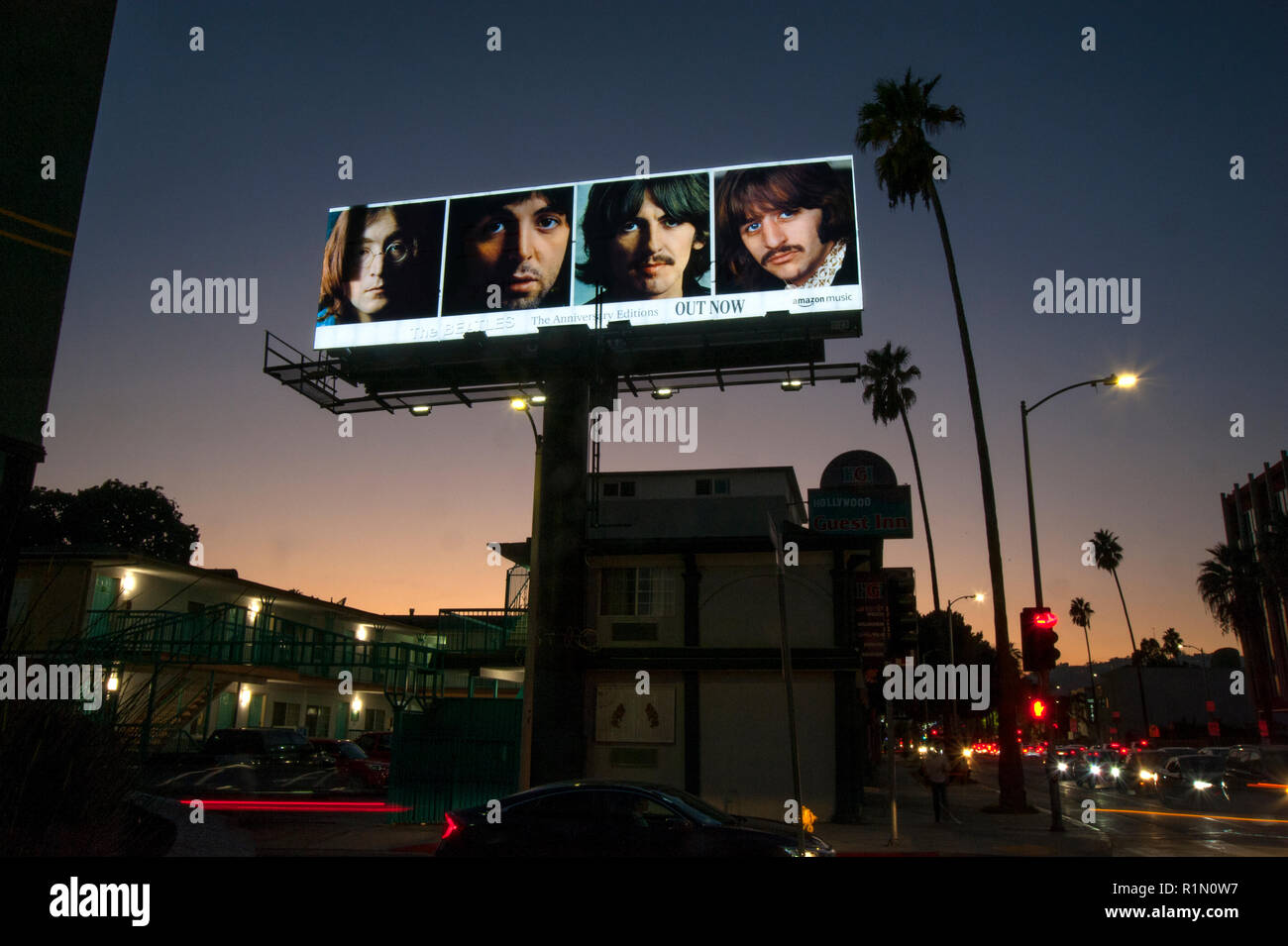 Beleuchtete Reklametafeln für Beatles 50 Jahre re-Ausgabe des White Album bei Sonnenuntergang in Hollywood gesehen, CA Stockfoto