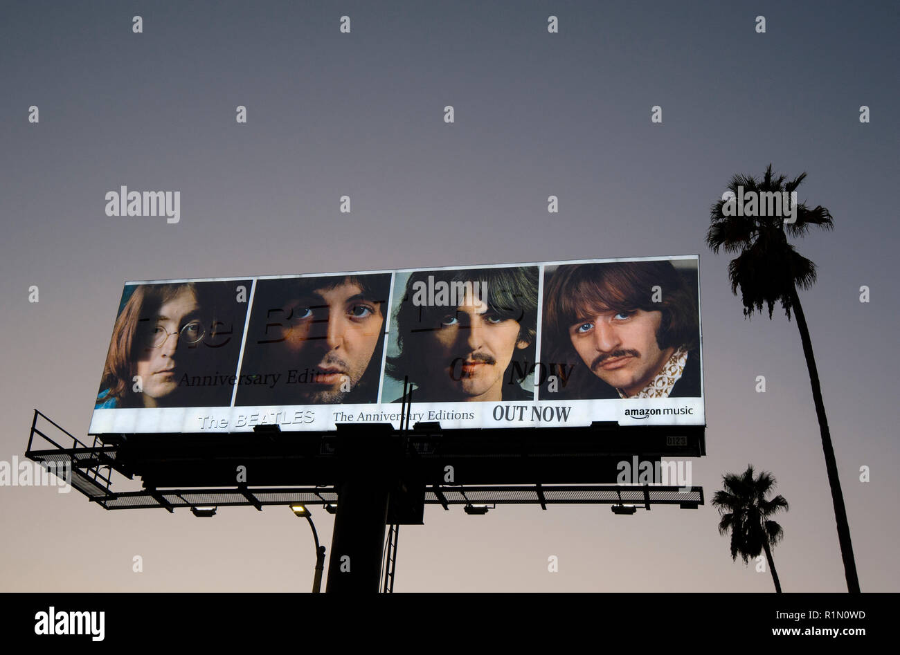 Beleuchtete Reklametafeln für Beatles 50 Jahre re-Ausgabe des White Album bei Sonnenuntergang in Hollywood gesehen, CA Stockfoto