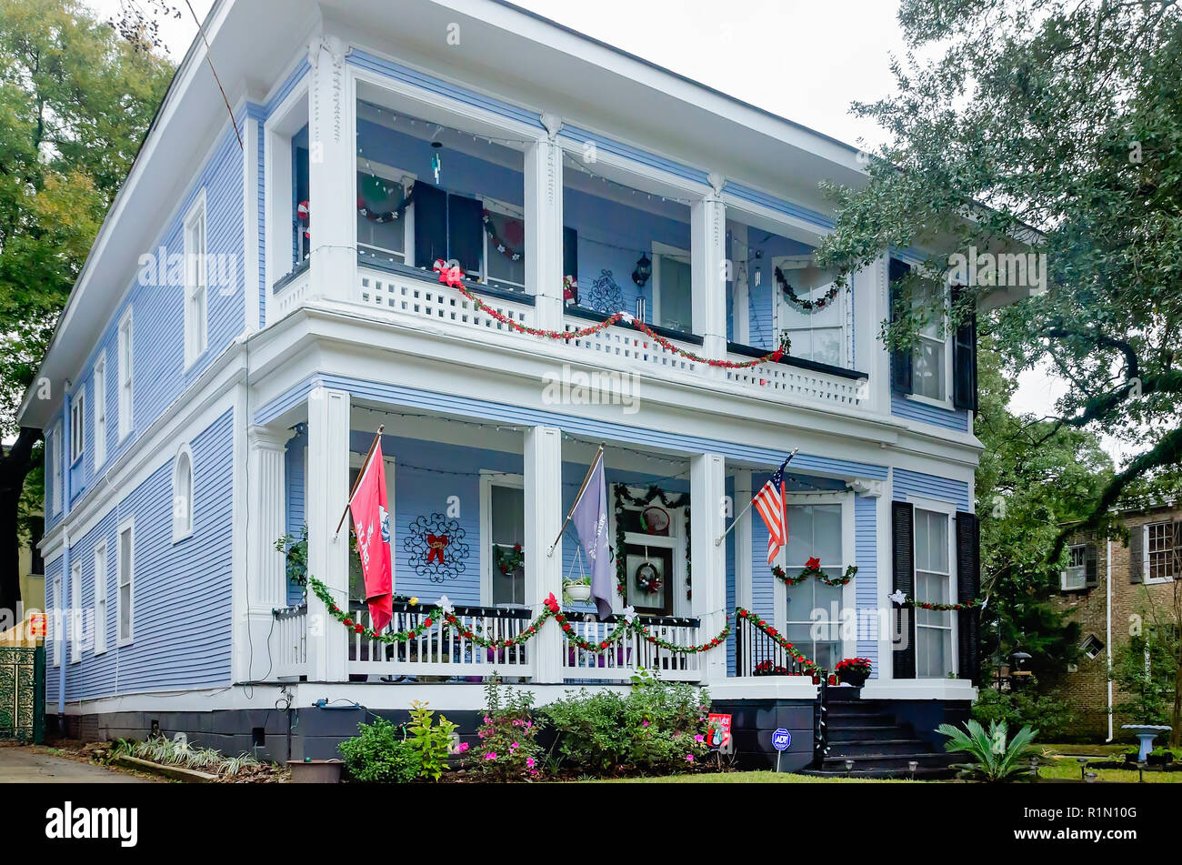 Ein historisches Haus ist für Weihnachten, Dez.18, 2017, in der Church Street Historic District in Mobile, Alabama, eingerichtet. Stockfoto