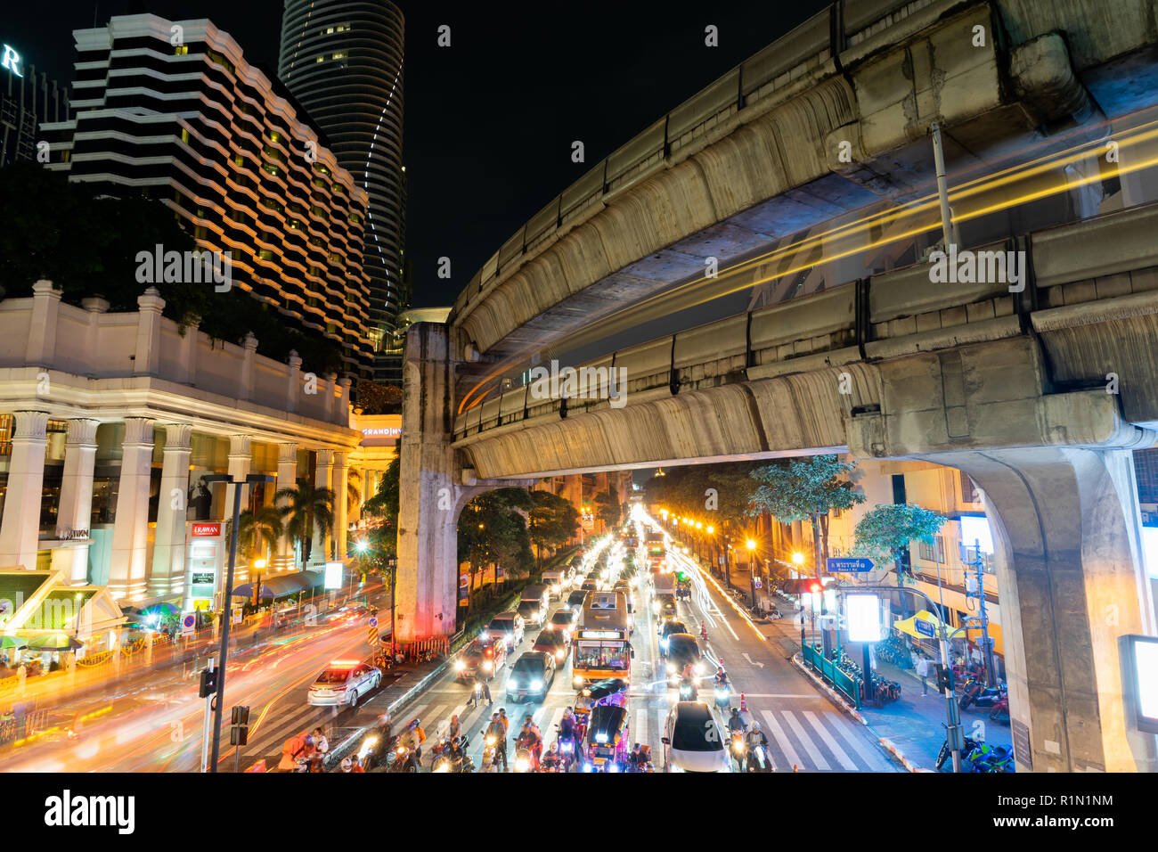 8. NOVEMBER 2018: BANGKOK, THAILAND - Langzeitbelichtung Nacht Licht an der Ratchaprasong Kreuzung (Siam) THAILAND Stockfoto