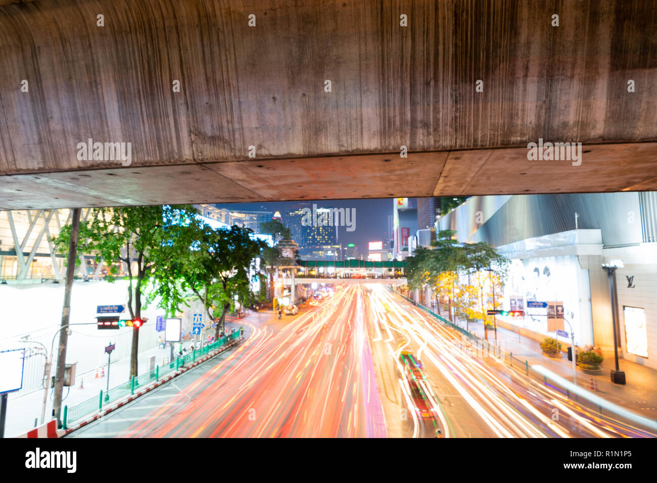 8. NOVEMBER 2018: BANGKOK, THAILAND - Langzeitbelichtung Nacht Licht an der Ratchaprasong Kreuzung (Siam) THAILAND Stockfoto