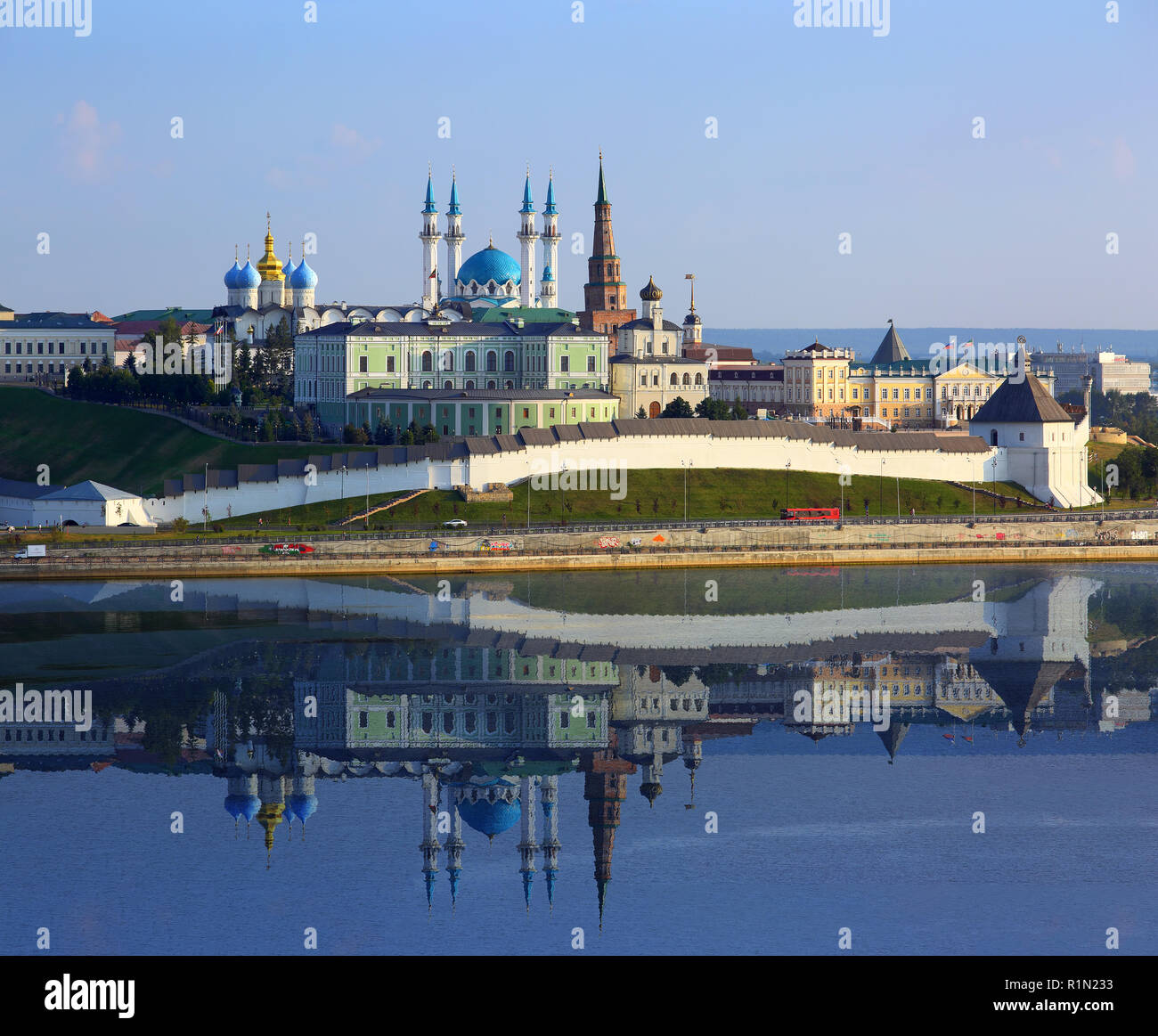Kasaner Kreml mit Spiegelbild im Fluss bei Sonnenuntergang Stockfoto