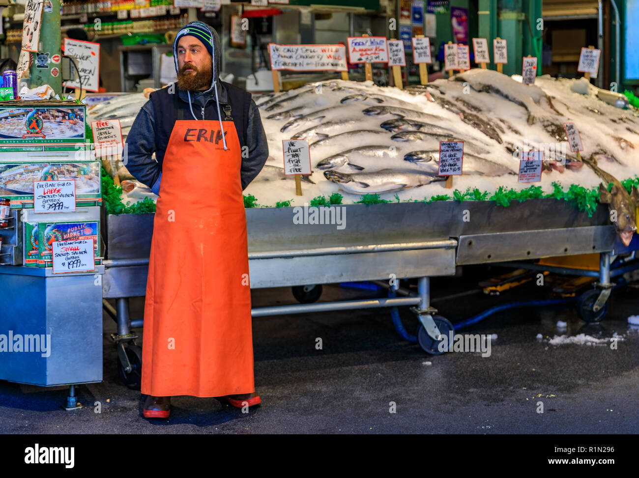 Seattle, Vereinigte Staaten - November 08, 2018: fischhändler an einem mit dem frischen Lachs Stall für Verkauf am Pike Place Market Stockfoto