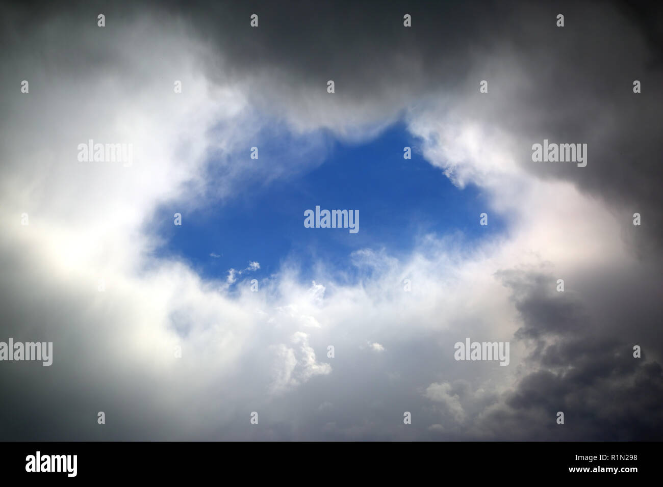 Loch in den Wolken Stockfoto