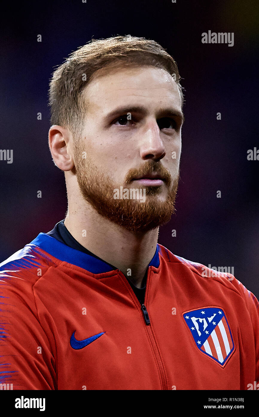 MADRID, Spanien - November 06: Jan Oblak von Atletico de Madrid sieht vor der Gruppe ein Spiel der UEFA Champions League zwischen Club Atlético de Madrid und Borussia Dortmund im Estadio Metropolitano Wanda am 6. November 2018 in Madrid, Spanien. (MB) Stockfoto
