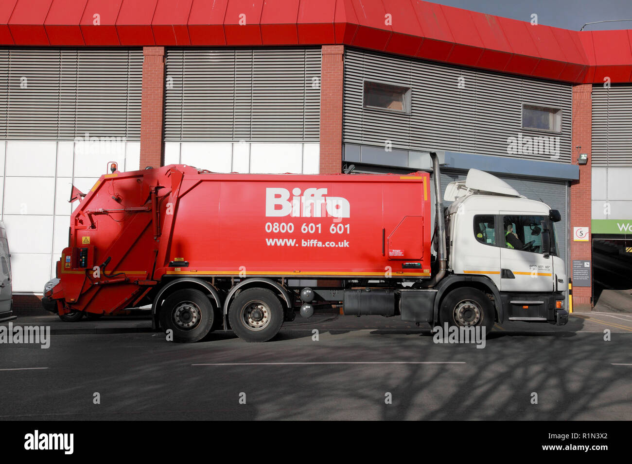 Eine Biffa bin Lkw außerhalb der Comely Bank Niederlassung der Waitrose in Edinburgh, Schottland Stockfoto