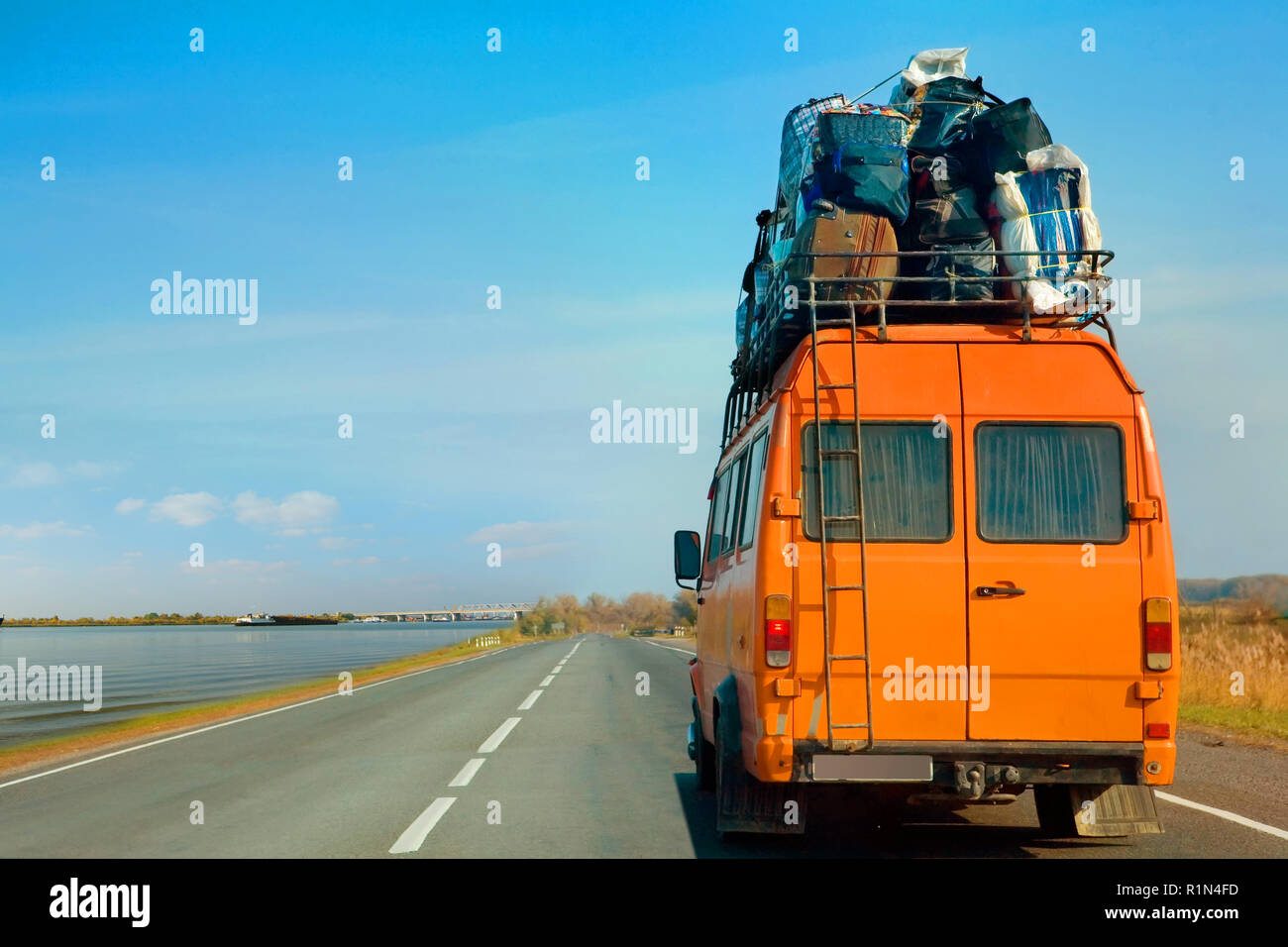 Eine alte Minibus wird verwendet, um einen neuen Wohnort zu bewegen. Bevölkerung Migration Stockfoto