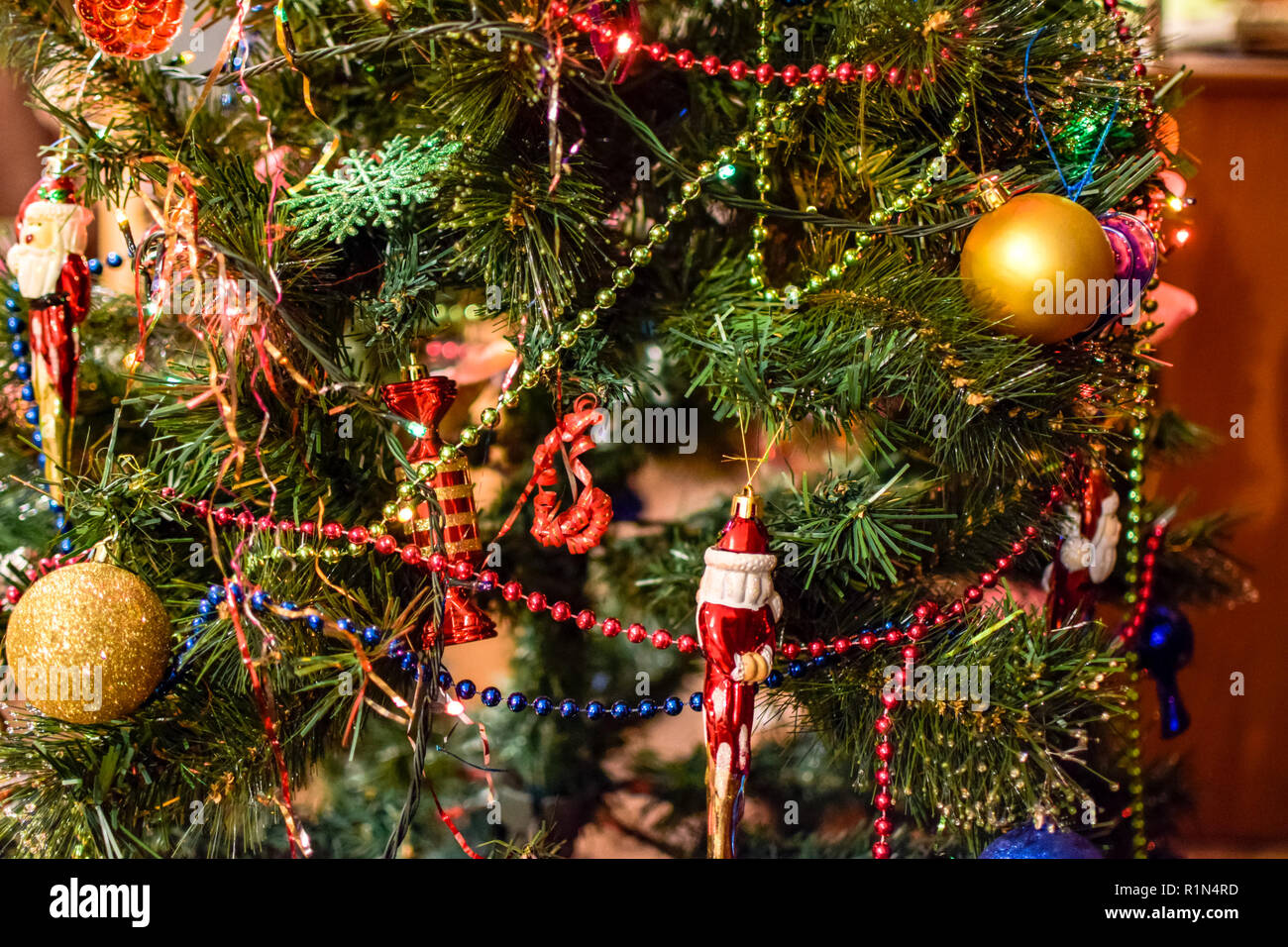 Lametta und Spielzeug, Bälle und andere Dekorationen auf der Weihnachten  Weihnachtsbaum stand in der freien Luft. Dekoration Tannenbaum  Stockfotografie - Alamy