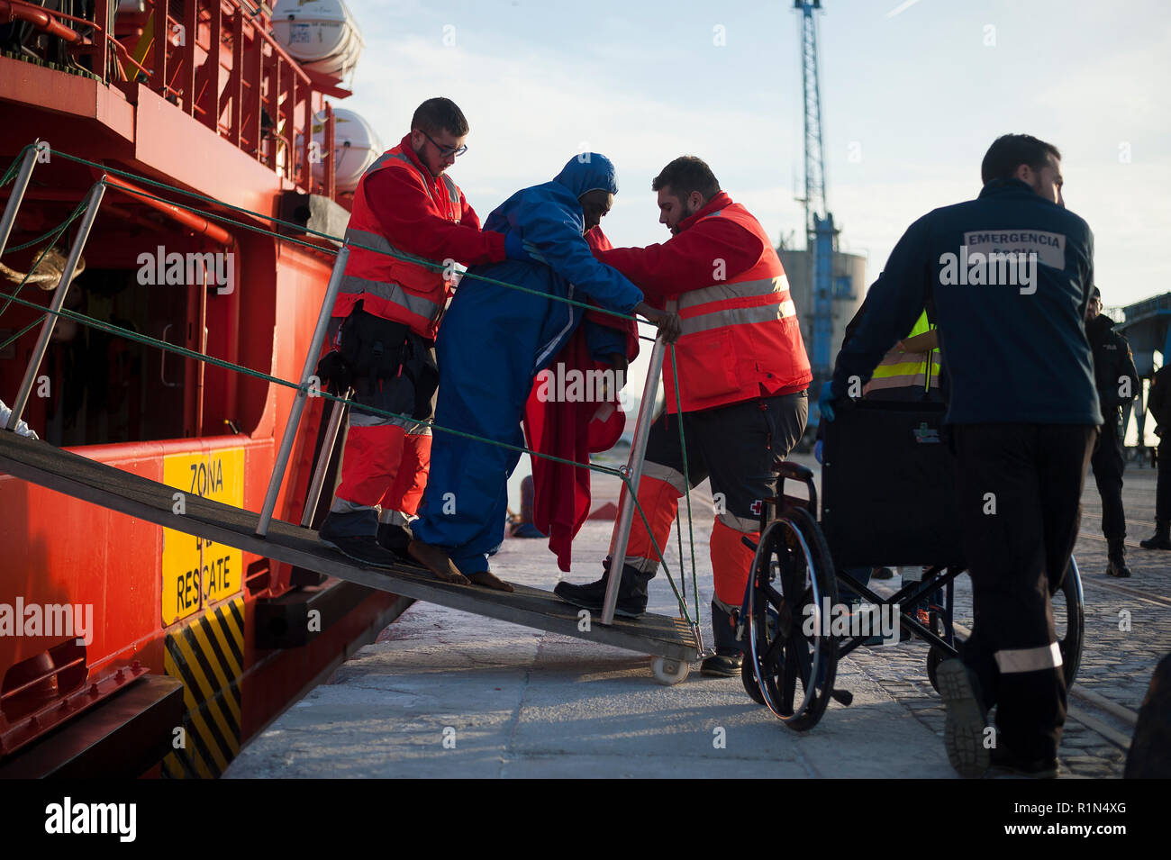 Migrantinnen und Migranten sind gesehen Aussteigen aus einem rettungsfahrzeug nach Ihrer Ankunft im Hafen von Malaga. Spaniens Maritime Rescue Service gerettet 176 Migranten an Bord jollen am Mittelmeer und brachte sie nach Malaga Hafen, von wo aus sie durch das Spanische Rote Kreuz unterstützt wurden. Stockfoto