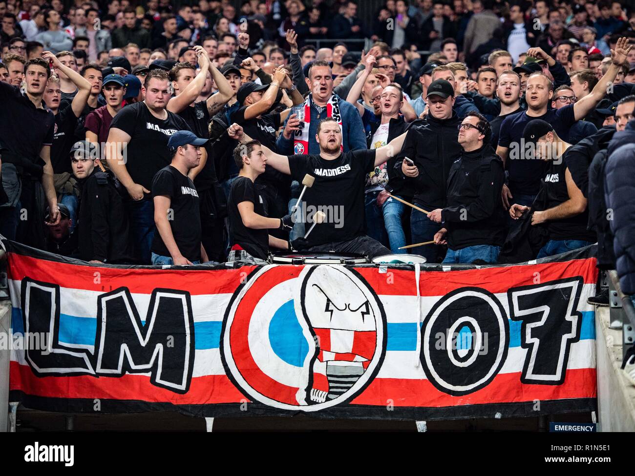 LONDON, ENGLAND - November 06: PSV Ultras fans Gruppe während der Gruppe B Spiel der UEFA Champions League zwischen den Tottenham Hotspur und PSV im Wembley Stadion am 6. November 2018 in London, Vereinigtes Königreich. (MB) Stockfoto