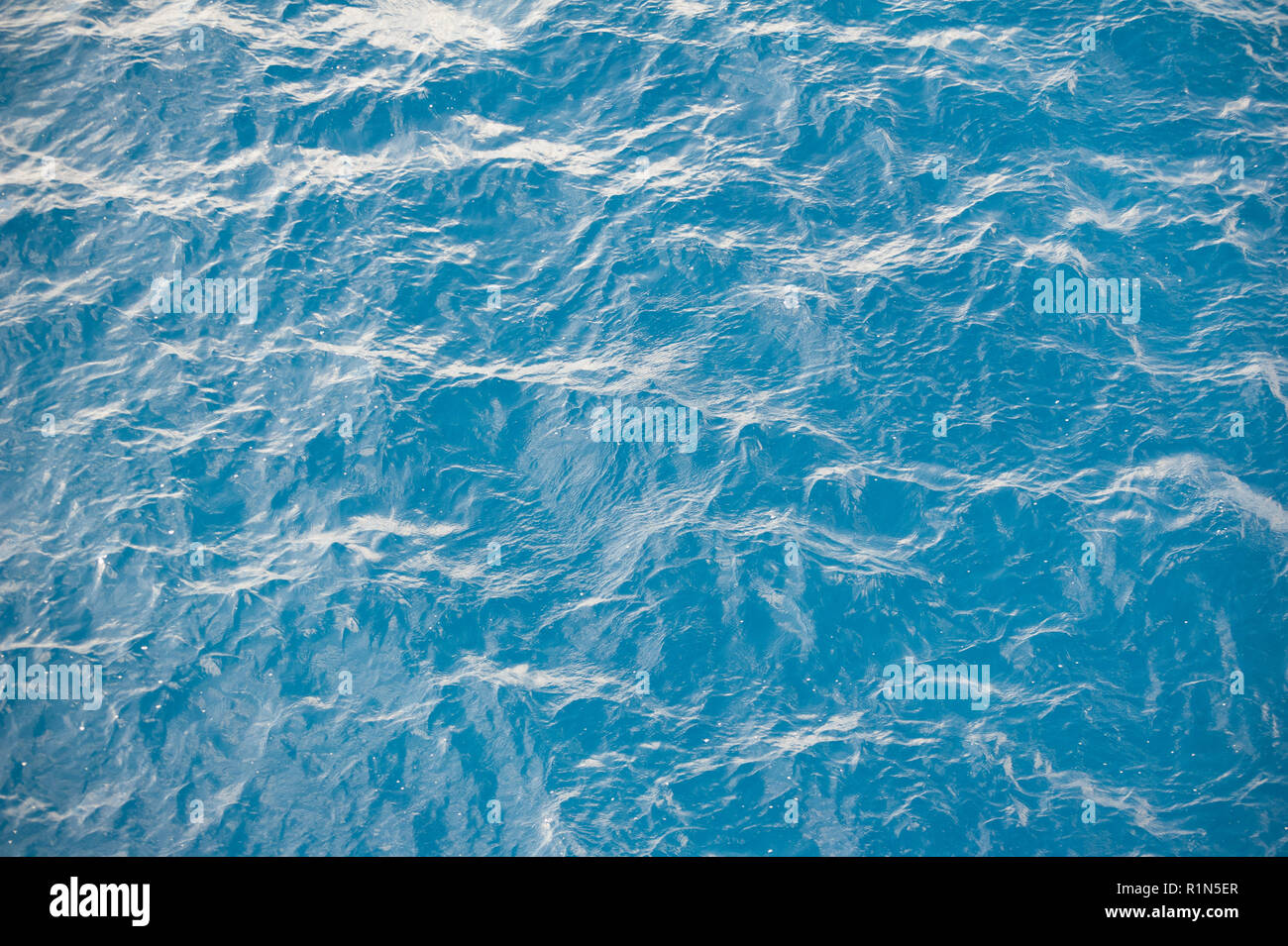 Hohen Winkel blau Welligkeit Wasser Hintergrund Textur. Mittelmeer Wellen auf hellen, sonnigen Tag. Stockfoto