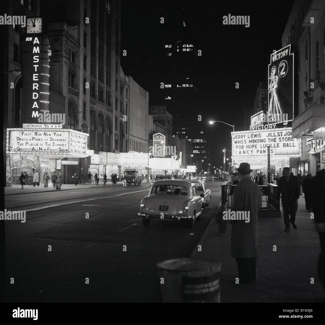 1965, eveningtime und Blick am Broadway, in Midtown Manhattan, New York City, USA, die Neonlichter der Kinos, Theater, Geschäfte und Bars im Times Square. Die Victory Theater hat der Film, "Wer um den Speicher mit Komiker Jerry Lewis auf der rechten Seite, während an der New Amsterdam, 'Dracula-, Fürst der Finsternis', wurde aussortiert werden. 1903 eröffnet, das Neue Amsterdam Theater ist heute das älteste Theater am Broadyway, durch die Disney Company betrieben. Stockfoto