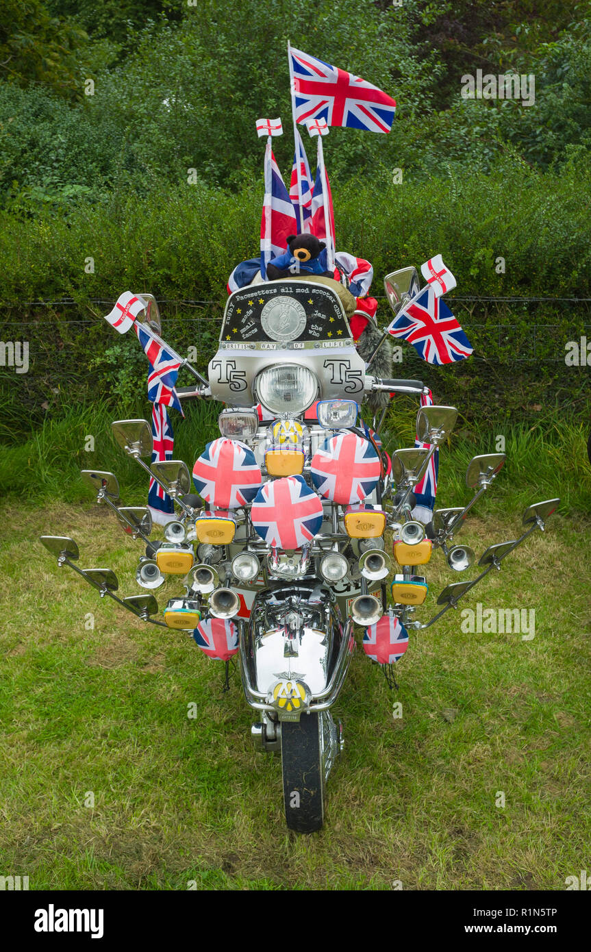Dekoriert 'Modi' Scooter mit Abzeichen, Hörner und Spiegel, Stanford Hall, Nottinghamshire, Stockfoto