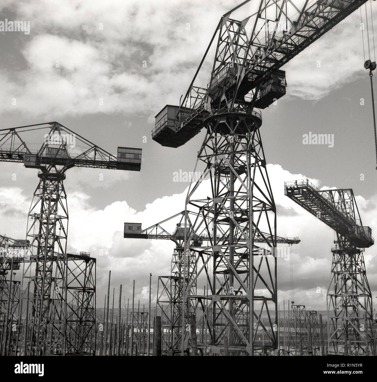 1950 Belfast Riesige Krane Fullen Sie Den Himmel Bei Der
