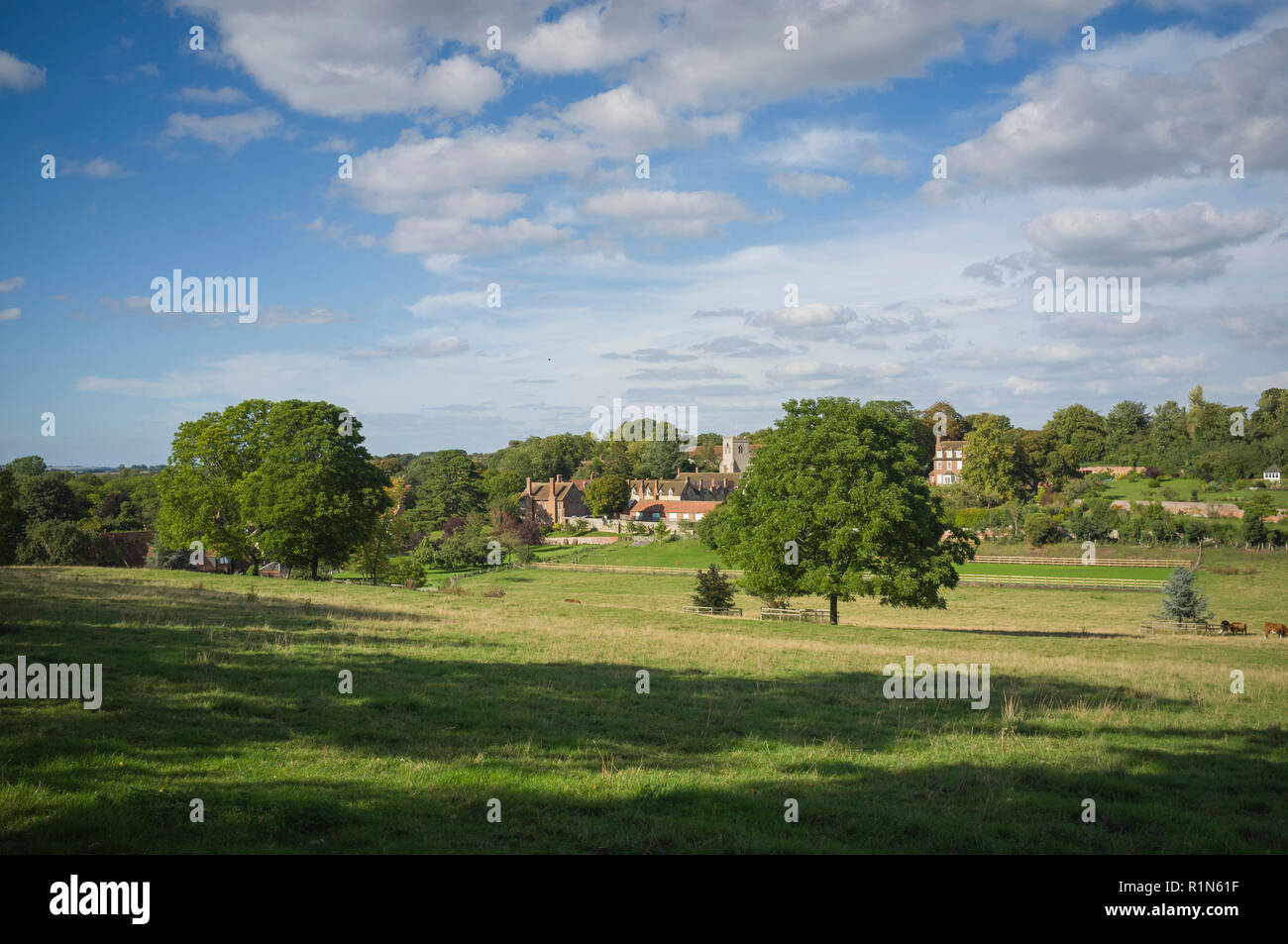 Ein Blick auf das Dorf von Ewelme, Oxfordshire mit der Dorfschule und Armenhäuser gebadet in Nachmittag Sommer Sonnenschein. Stockfoto
