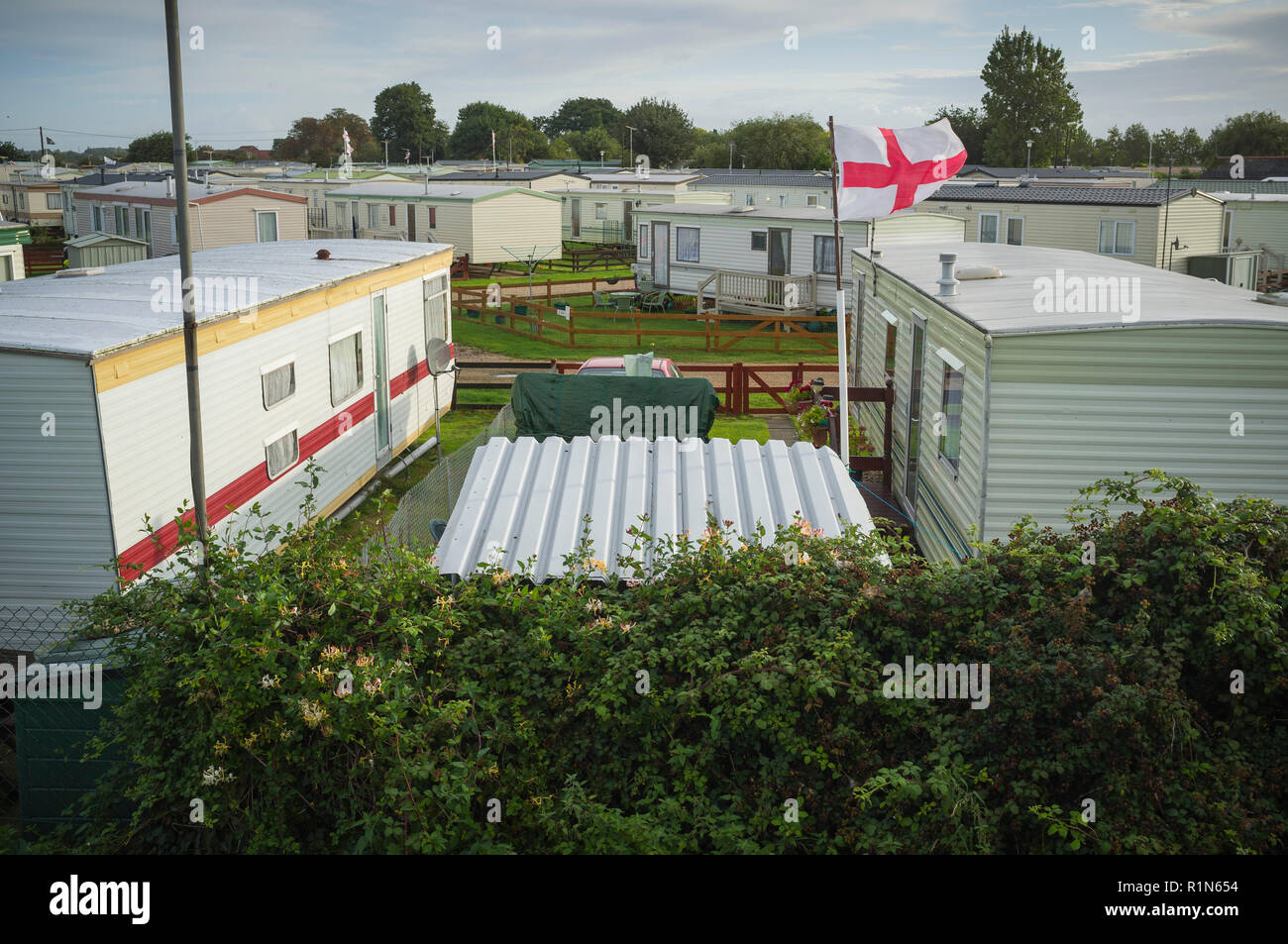 Mobilheime auf dem Caravan Park mit Flagge von St. George in der Nähe von Maldon, Essex Stockfoto