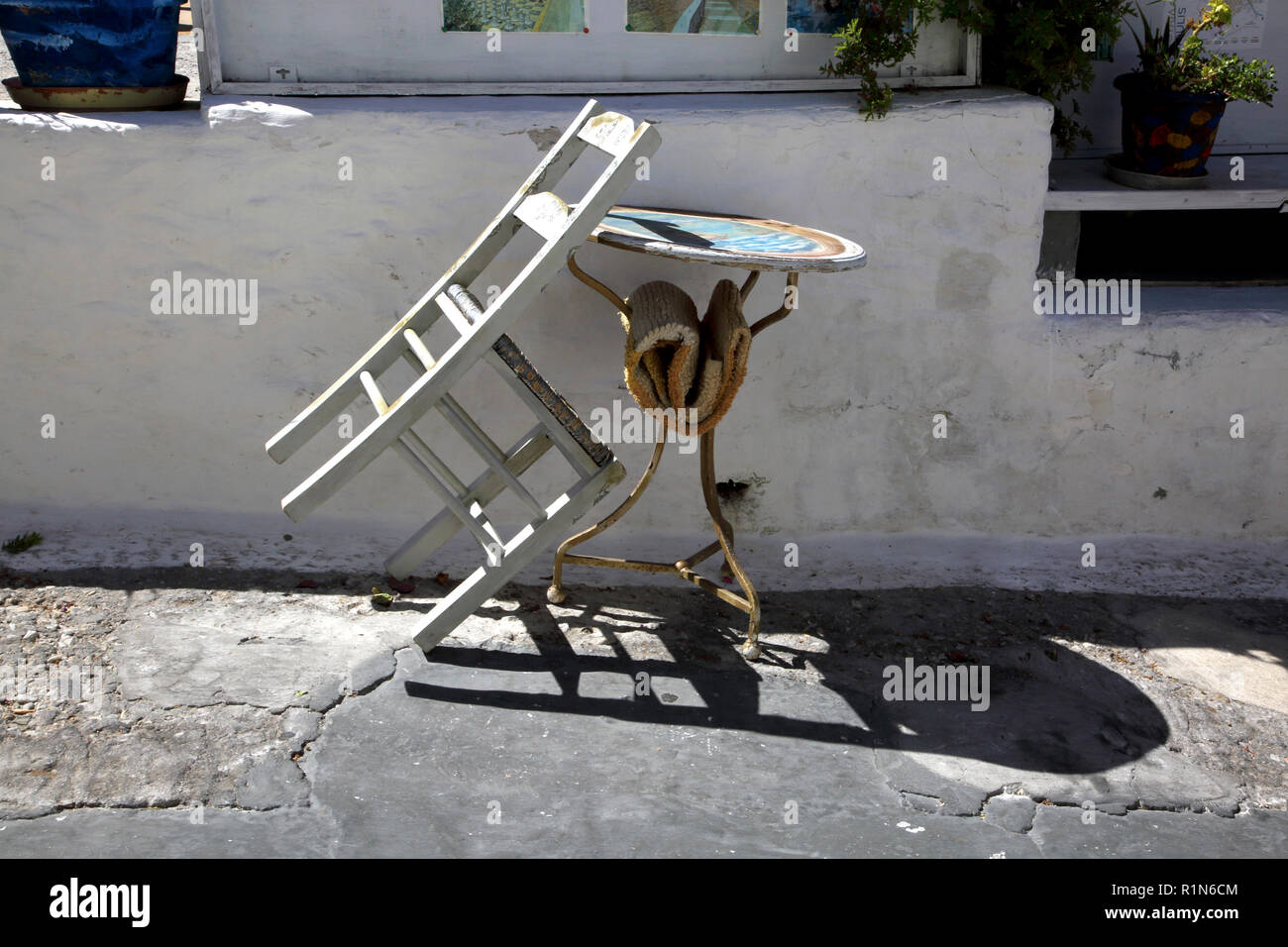 Kea Insel Griechenland Ioulidha Tisch und Stuhl auf der Straße Stockfoto