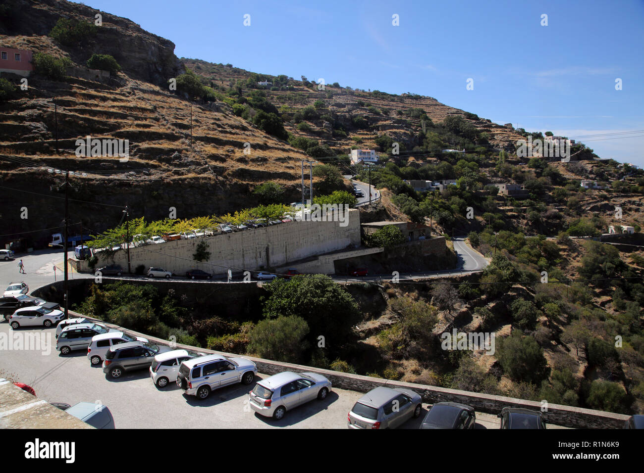 Kea Insel Griechenland geparkten Autos außerhalb der Hauptstadt Ioulidha Stockfoto