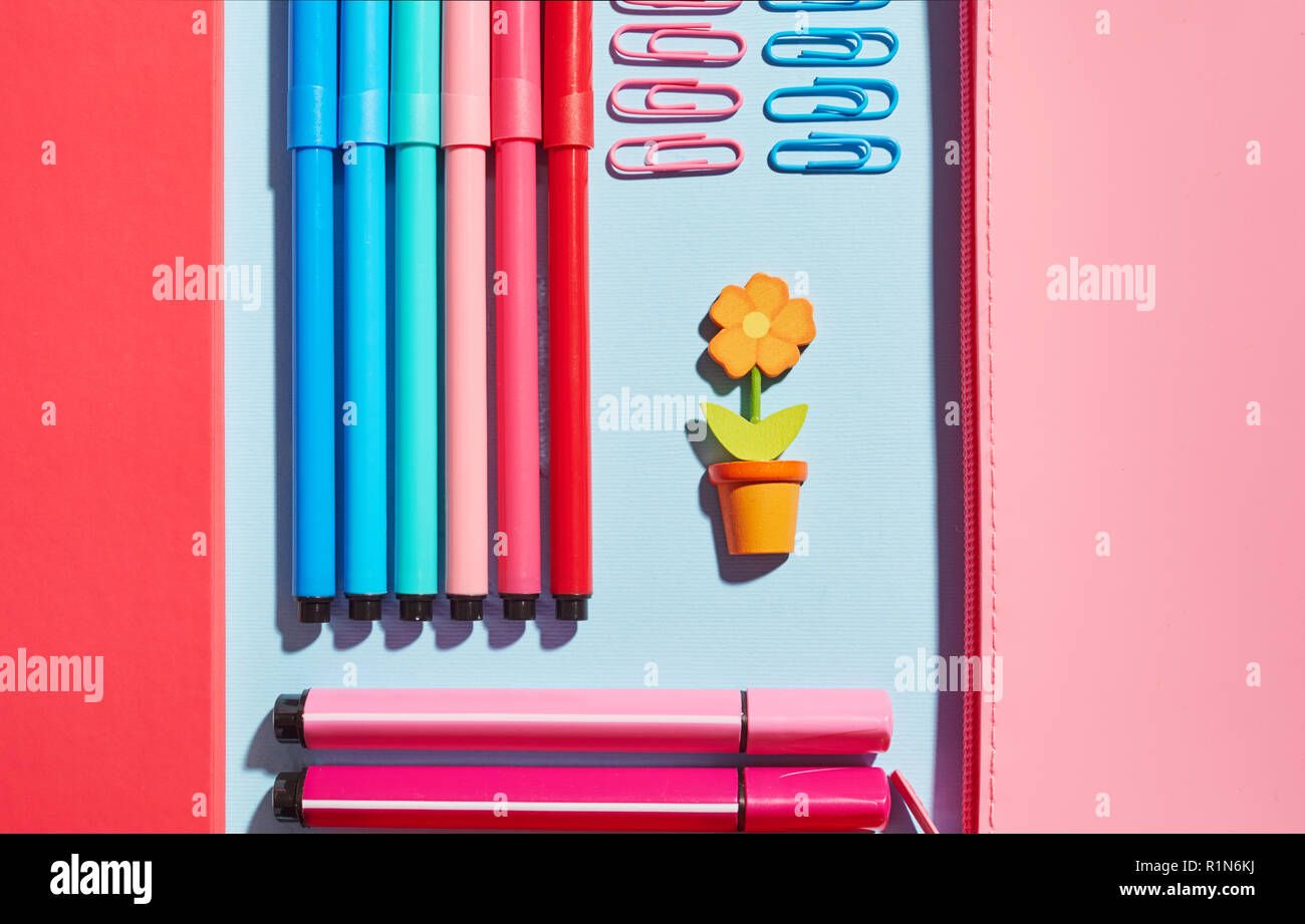 Schule Hintergrund. Rosa Notebook neben Markierungen Stockfoto