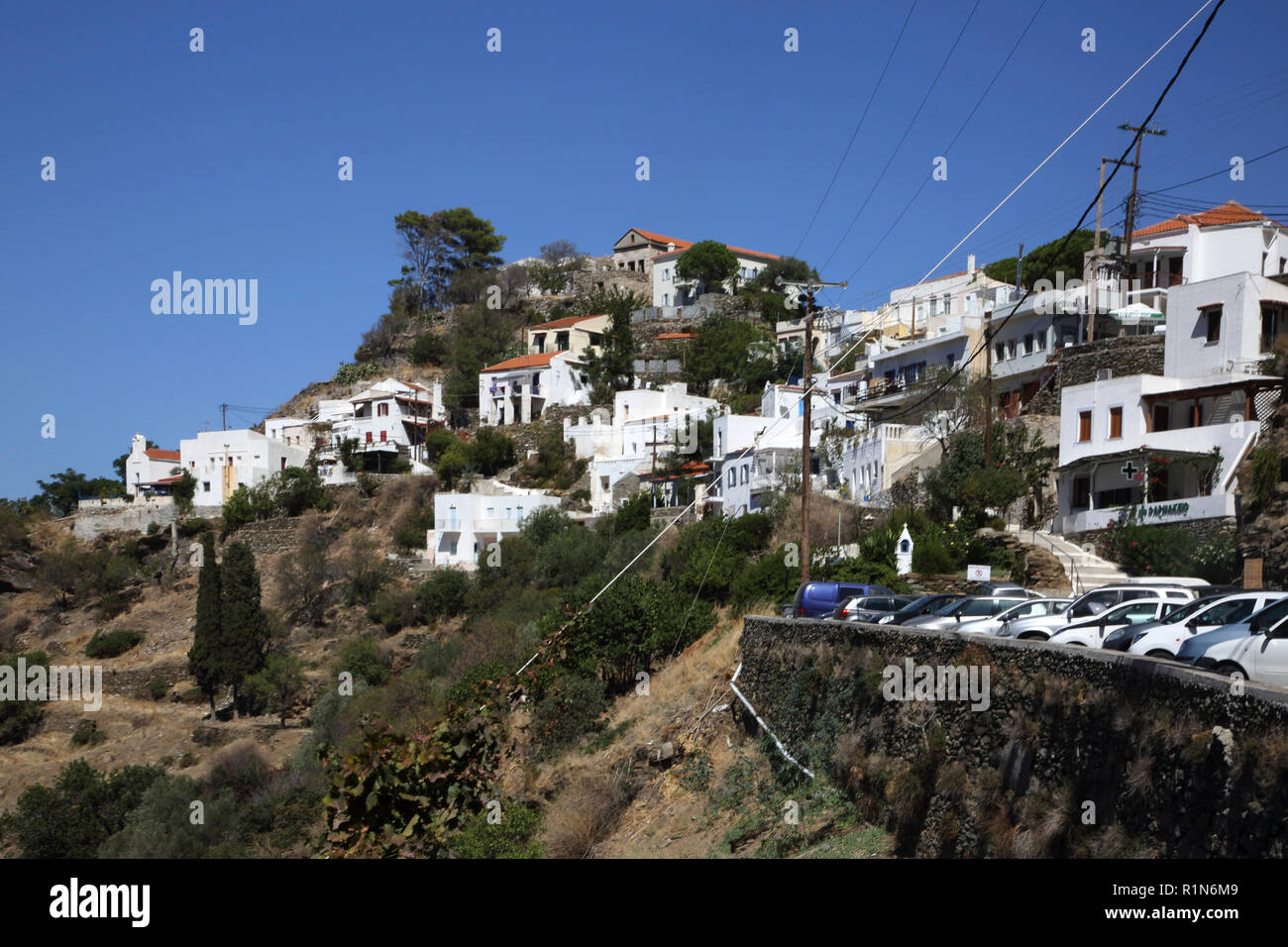 Kea Insel Griechenland geparkten Autos außerhalb der Hauptstadt Ioulidha Stockfoto