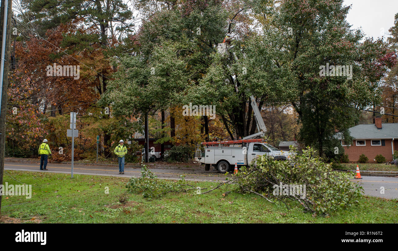 Carrboro, North Carolina, USA - November 13, 2018: Arbeiter reparieren Stromleitungen nach Baum fiel auf sie im Sturm Stockfoto