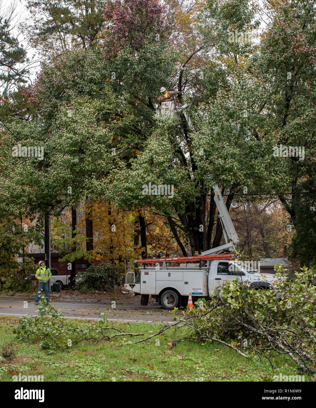 Carrboro, North Carolina, USA - November 13, 2018: Arbeiter reparieren Stromleitungen nach Baum fiel auf sie im Sturm Stockfoto