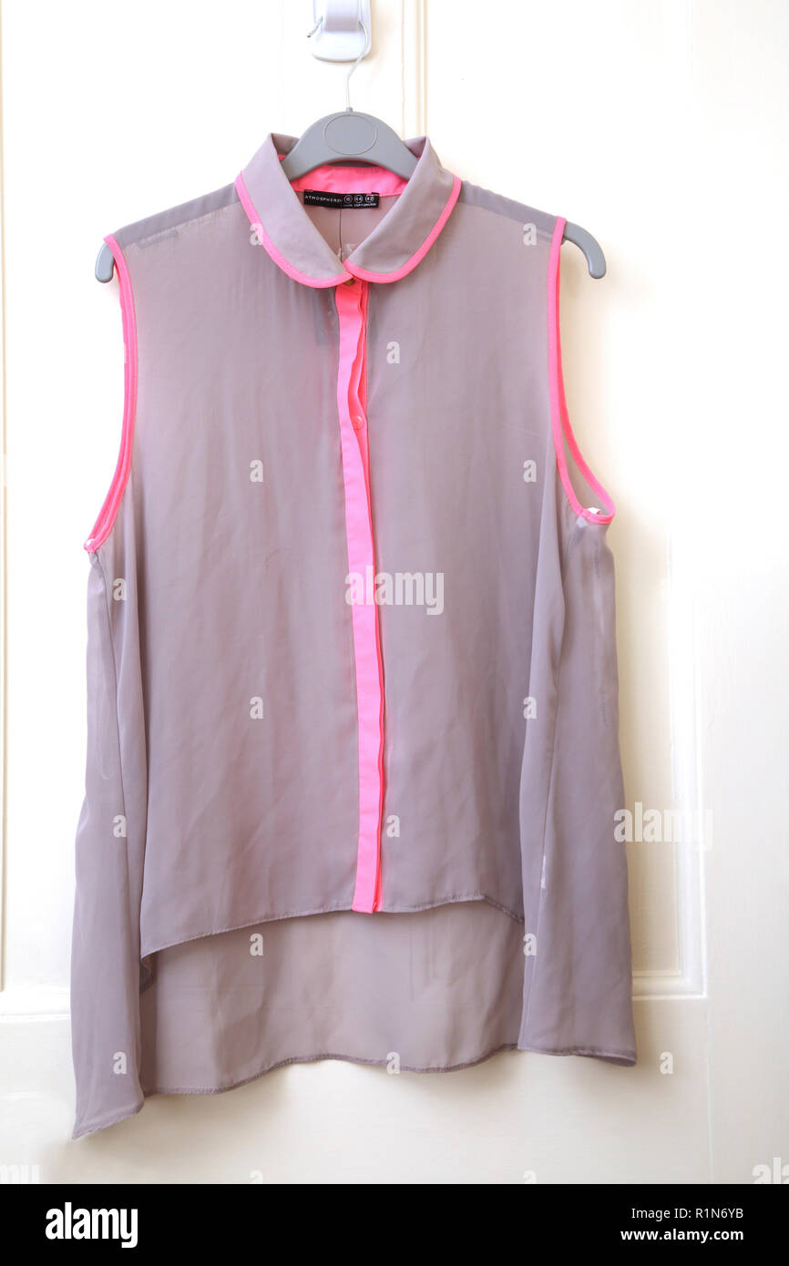 Schiere grauen Bluse mit Neon Rosa Trimmen Stockfoto