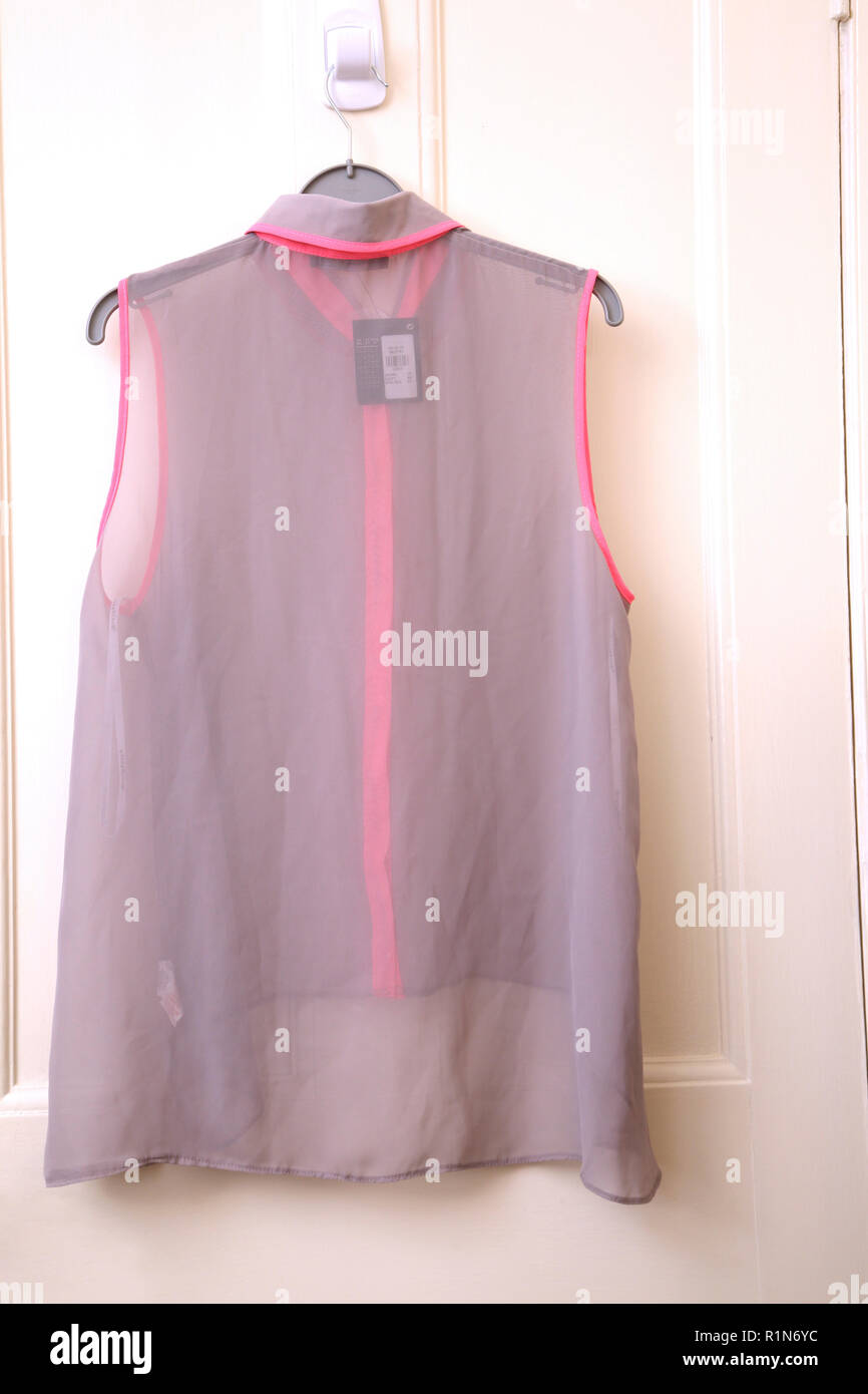 Rückseite des schieren grauen Bluse mit Neon Rosa Trimmen Stockfoto