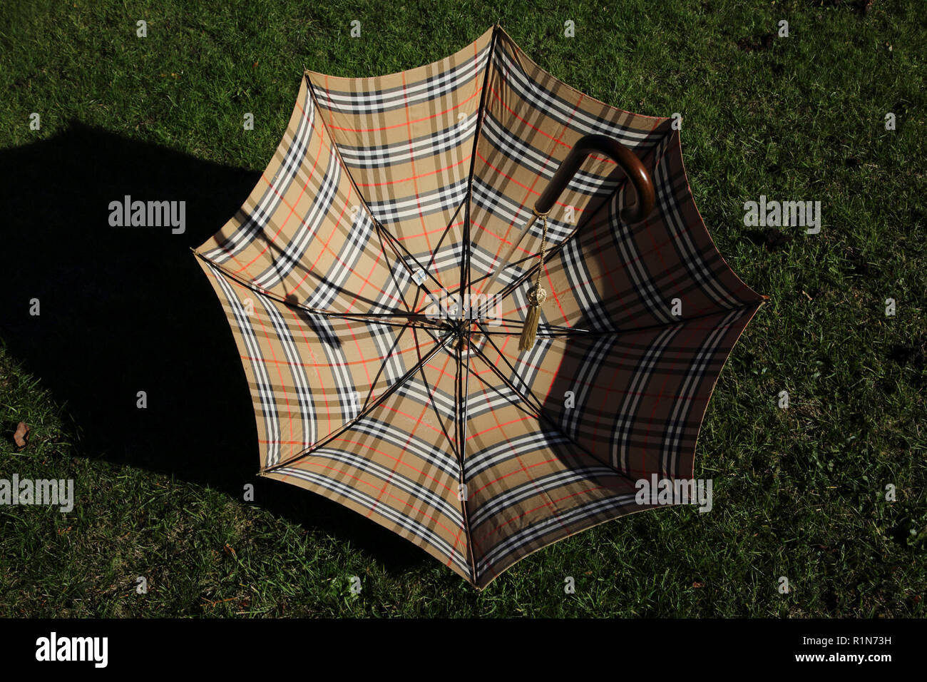 Die Burberry Nova Check Regenschirm, Speichen und Quaste am Griff Stockfoto