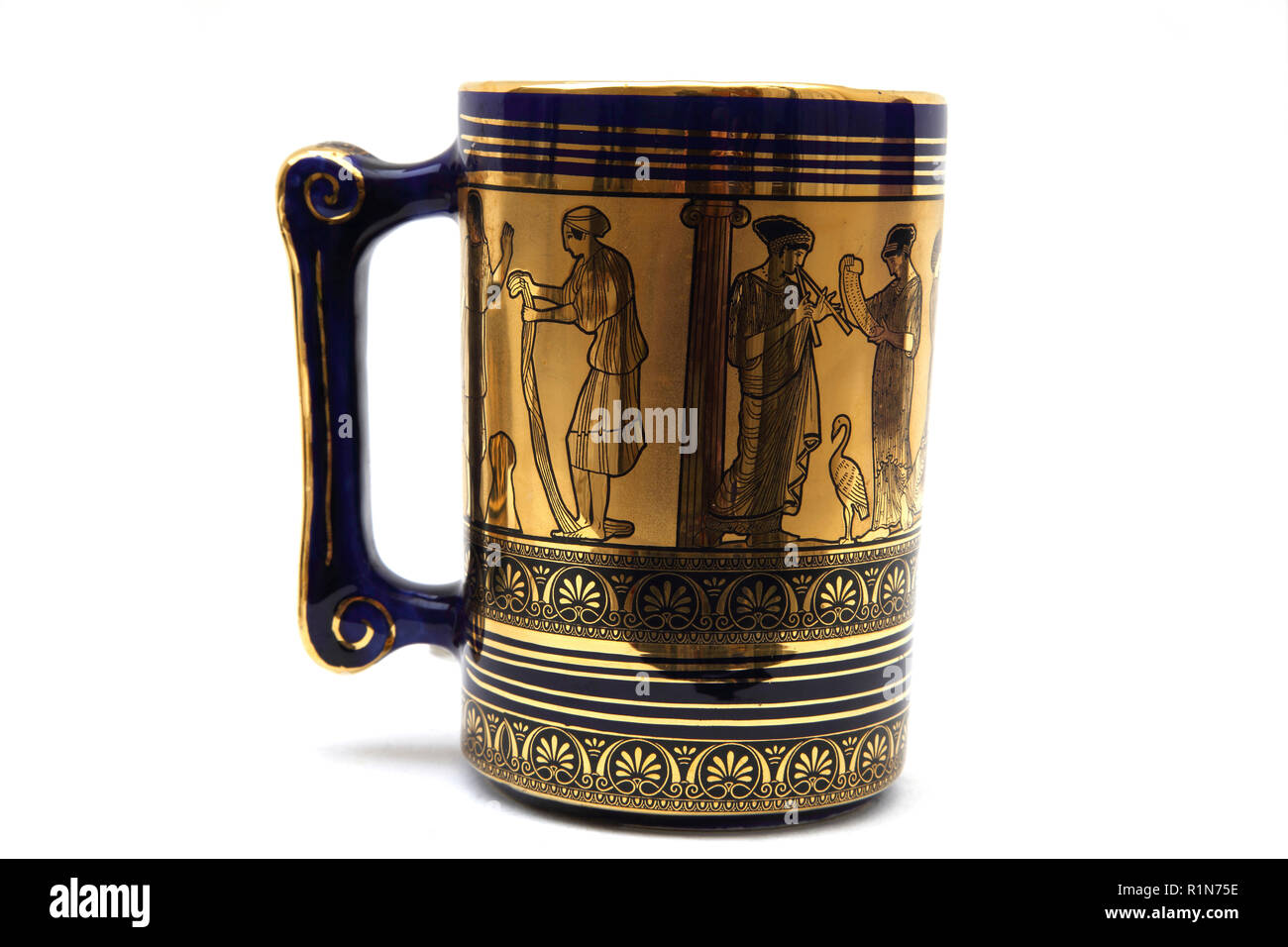 Griechische Keramik Kobaltblau Tankard mit 24K Gold handbemalt Design von Musikern Stockfoto