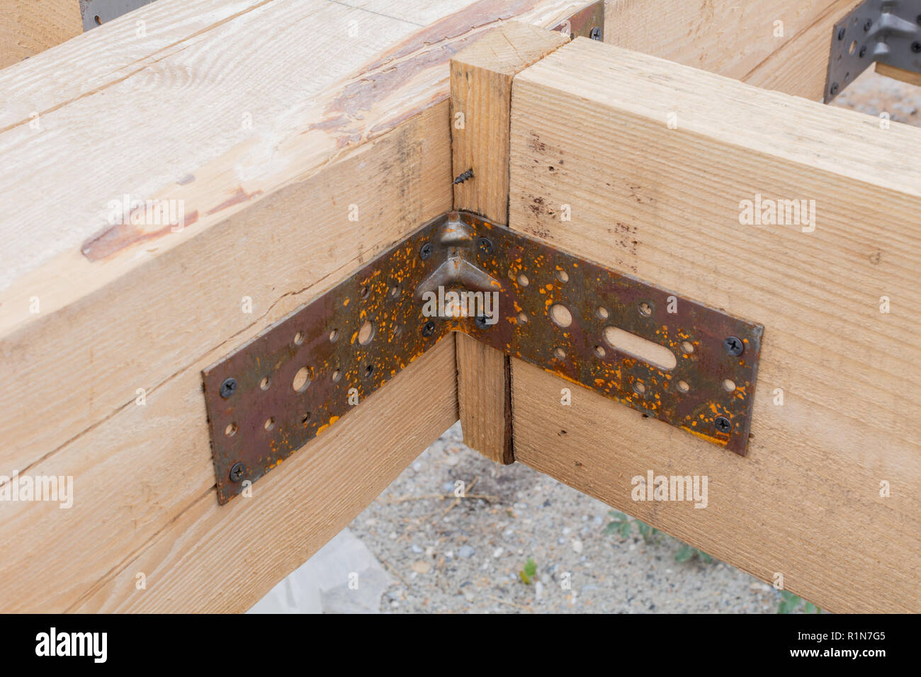 Nahaufnahme auf Stapel Stiftungen unterstützen den Boden. Detailansicht der Mount base Stock eines Frame House Stockfoto