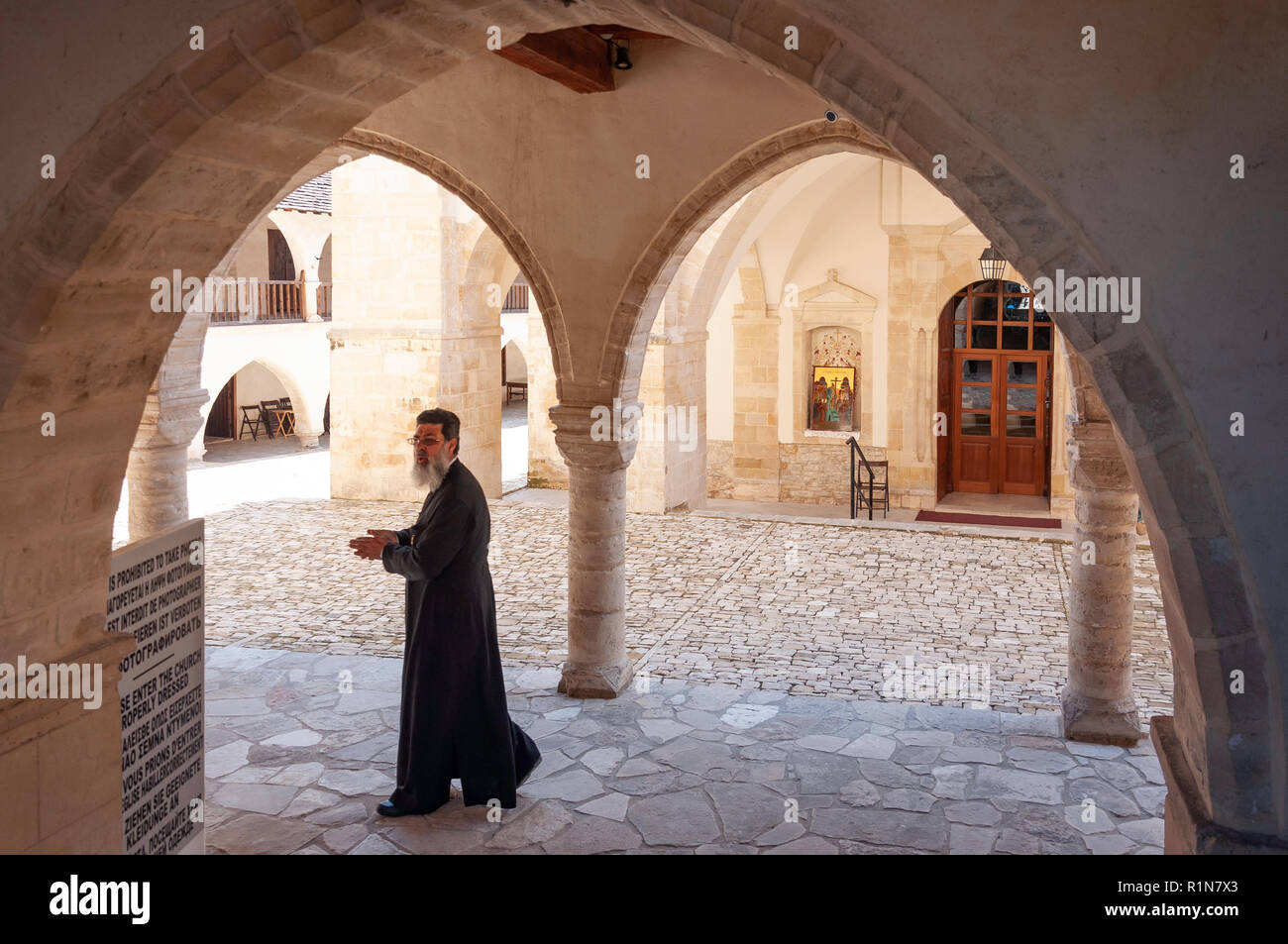 Eingang zum Kloster des Heiligen Kreuzes (Timios Stavros), Omodos (Troodos Berge), Limassol District, Republik Zypern Stockfoto