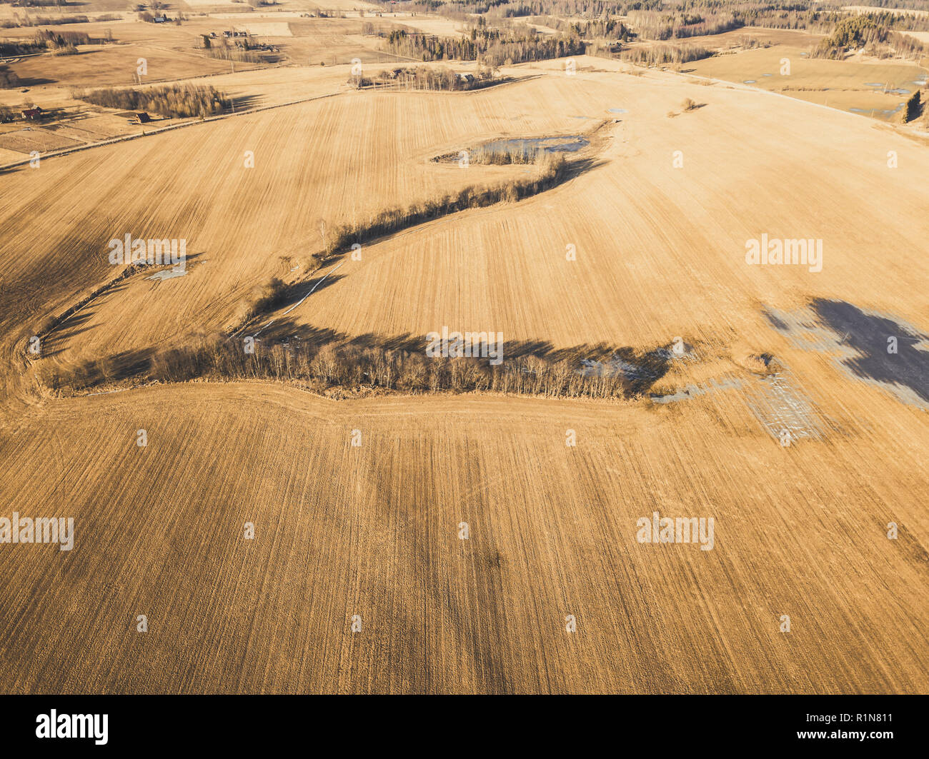 Antenne Drone Foto eines Wiesen in schöner Frühling Farben in kleinen ländlichen Dorf umgeben - Vintage look bearbeiten Stockfoto