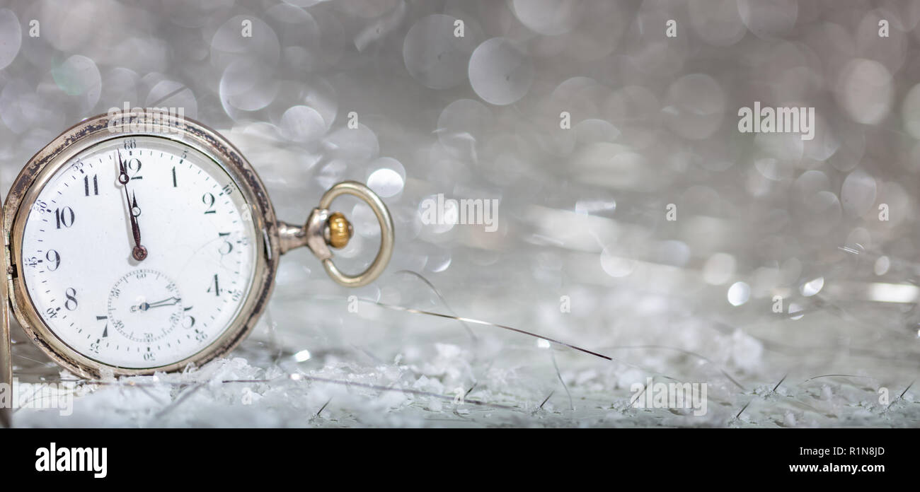 Silvester Countdown. Minuten bis Mitternacht auf eine altmodische Taschenuhr, bokeh Hintergrund Kopie Raum Stockfoto