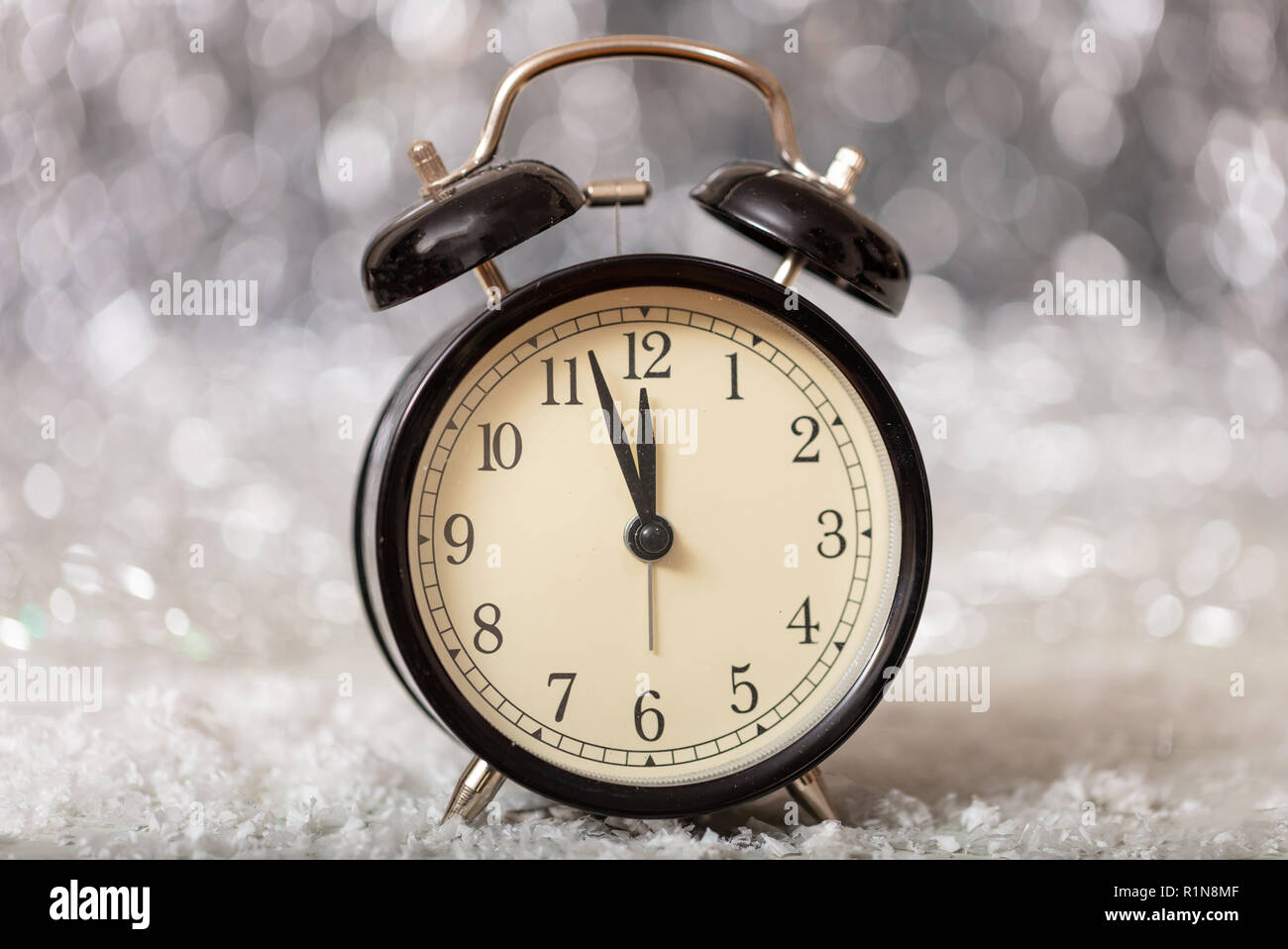 Silvester Countdown. Minuten bis Mitternacht auf einem alten Wecker, Detailansicht Stockfoto