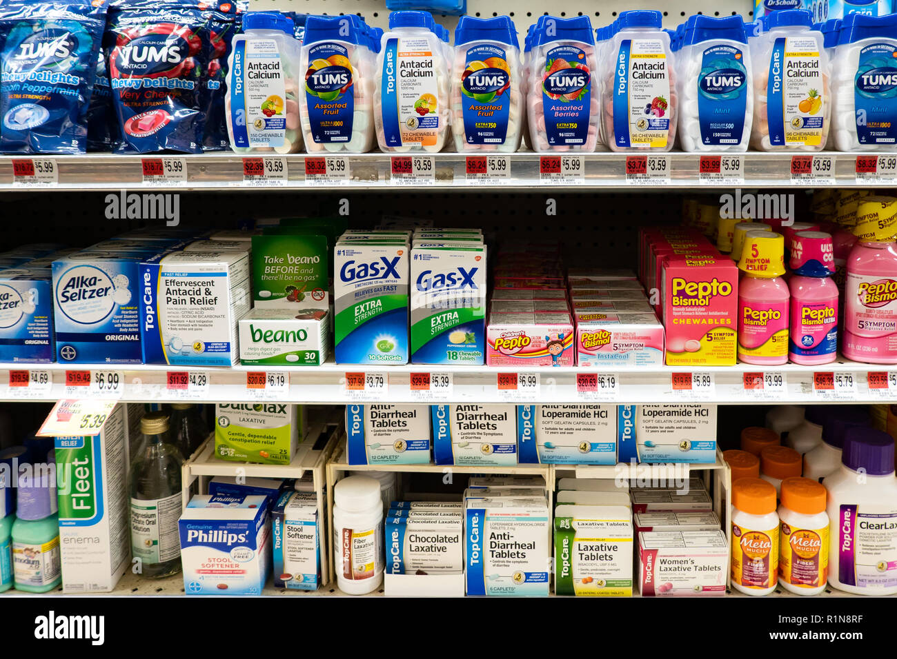 Regale voller Verdauungssystem Medikamente, die für den Verkauf auf Anzeige in einem kleinen Lebensmittelladen in der Spekulant, NY, USA Stockfoto