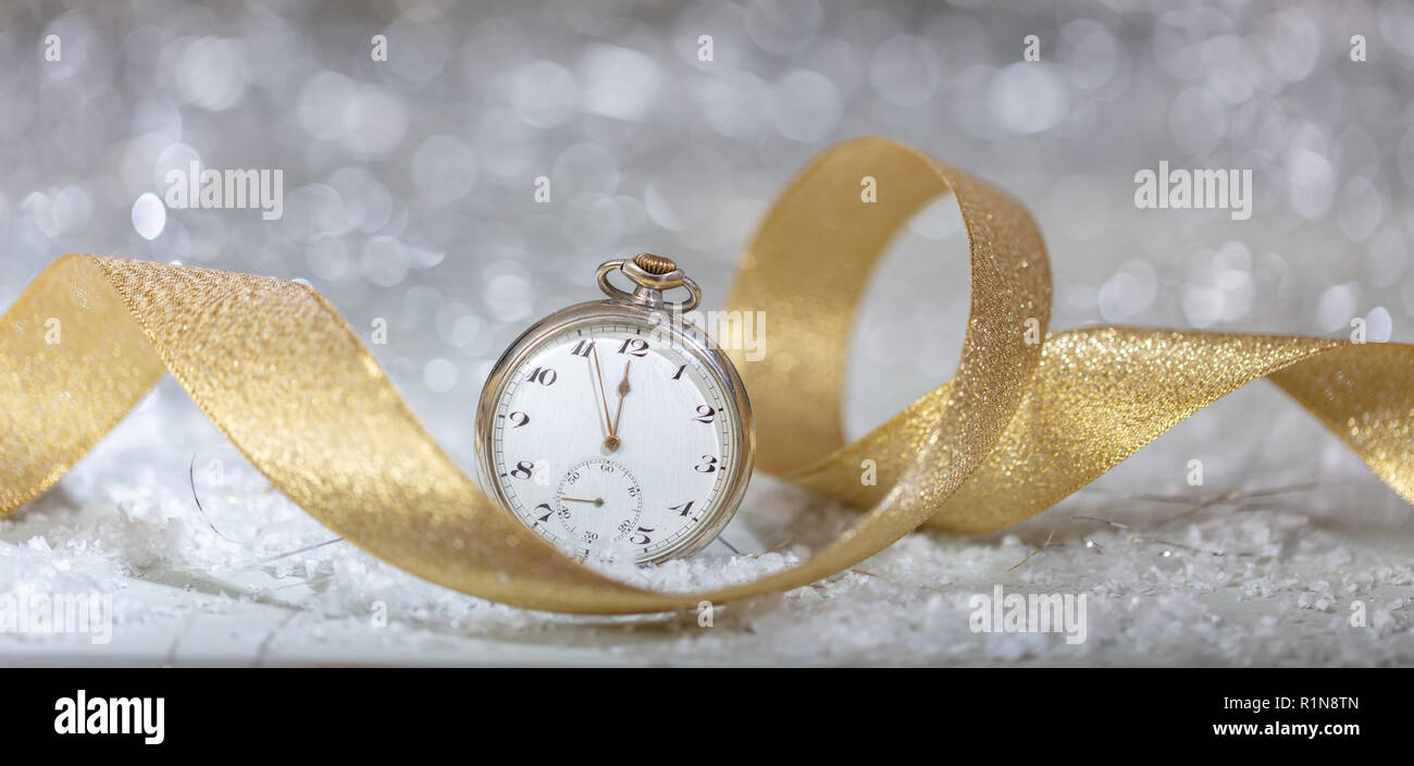 Silvester Feier Party. Minuten bis Mitternacht auf einer alten Uhr, Bokeh festlichen Hintergrund, Banner Stockfoto