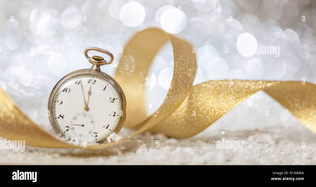 Silvester Countdown. Minuten bis Mitternacht auf einer alten Uhr, Bokeh festlichen Hintergrund, Banner Stockfoto