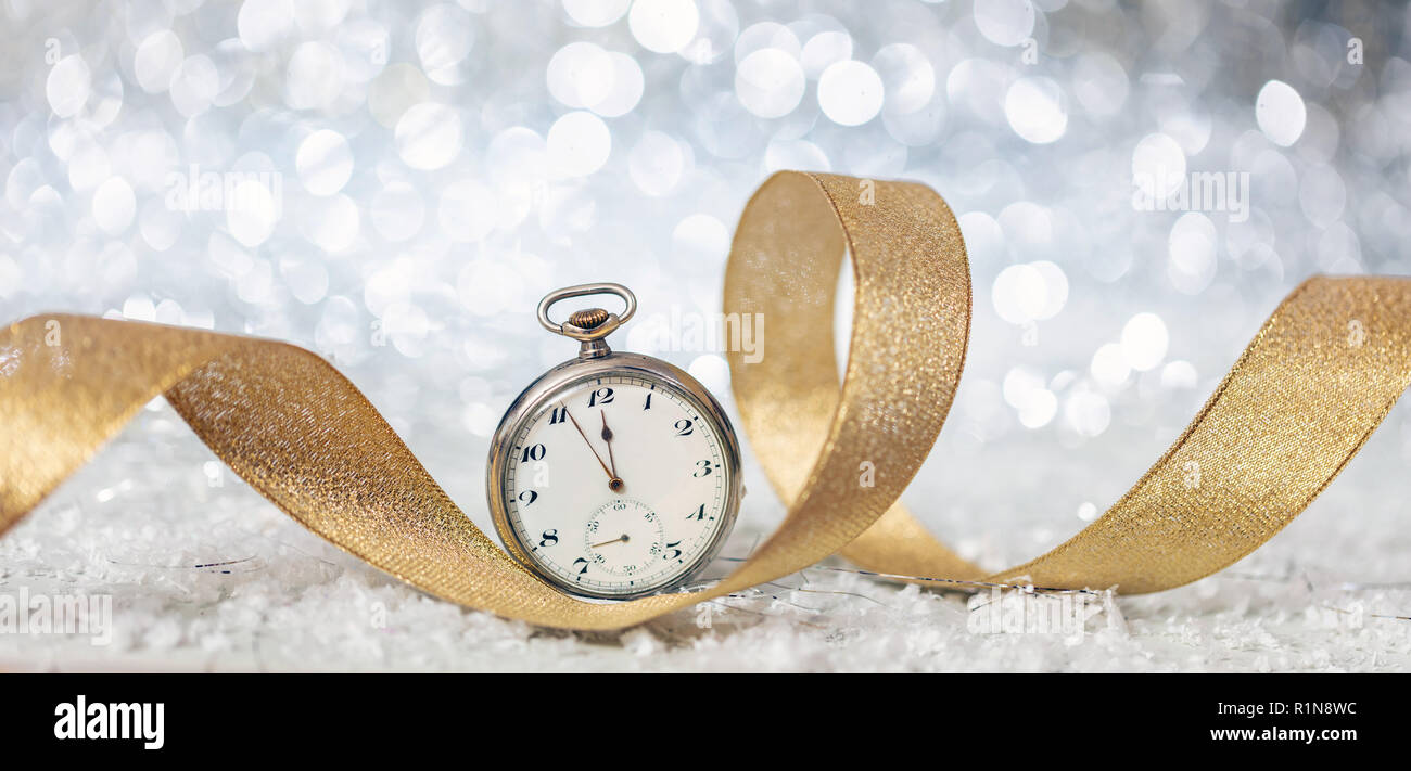 Silvester Feier Party. Minuten bis Mitternacht auf einer alten Uhr, Bokeh festlichen Hintergrund, Banner Stockfoto
