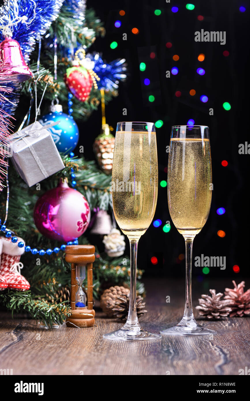 Das neue Jahr still-Leben mit Gläser Champagner. Im rustikalen Stil Stockfoto