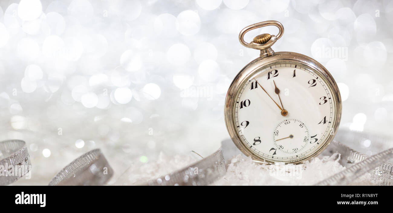 Silvester Party feiern. Minuten bis Mitternacht auf eine altmodische, Bokeh festlichen Hintergrund, Banner Stockfoto