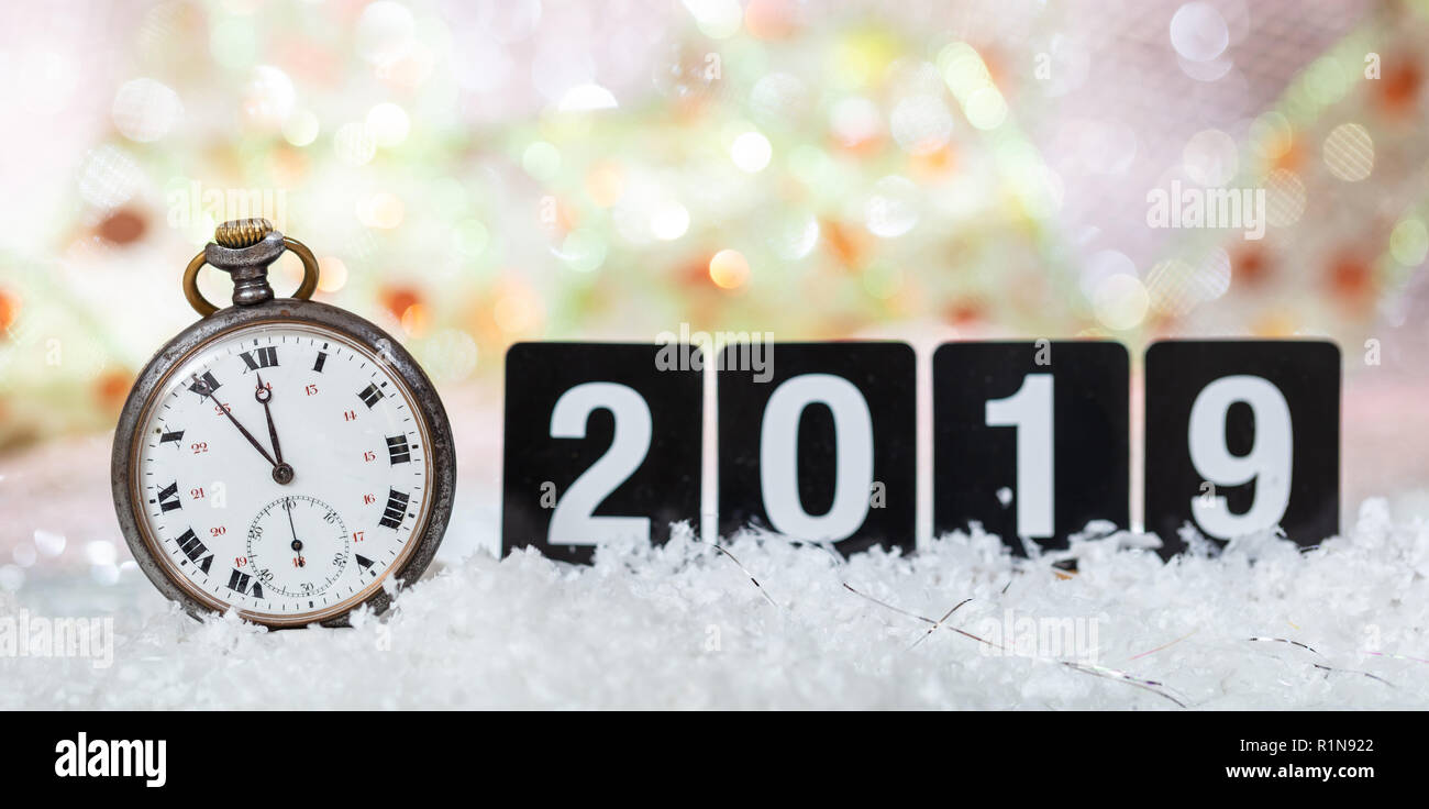 2019 Silvester Feier. Minuten bis Mitternacht auf einer alten Uhr, Bokeh festlichen Hintergrund, Banner Stockfoto