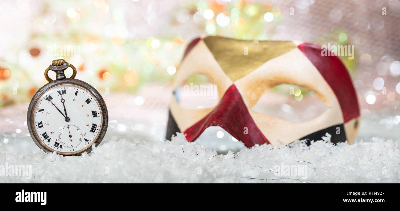 Karneval Party Countdown. Minuten bis Mitternacht auf einem alten, bunten Maske, Bokeh festlichen Hintergrund, Banner Stockfoto